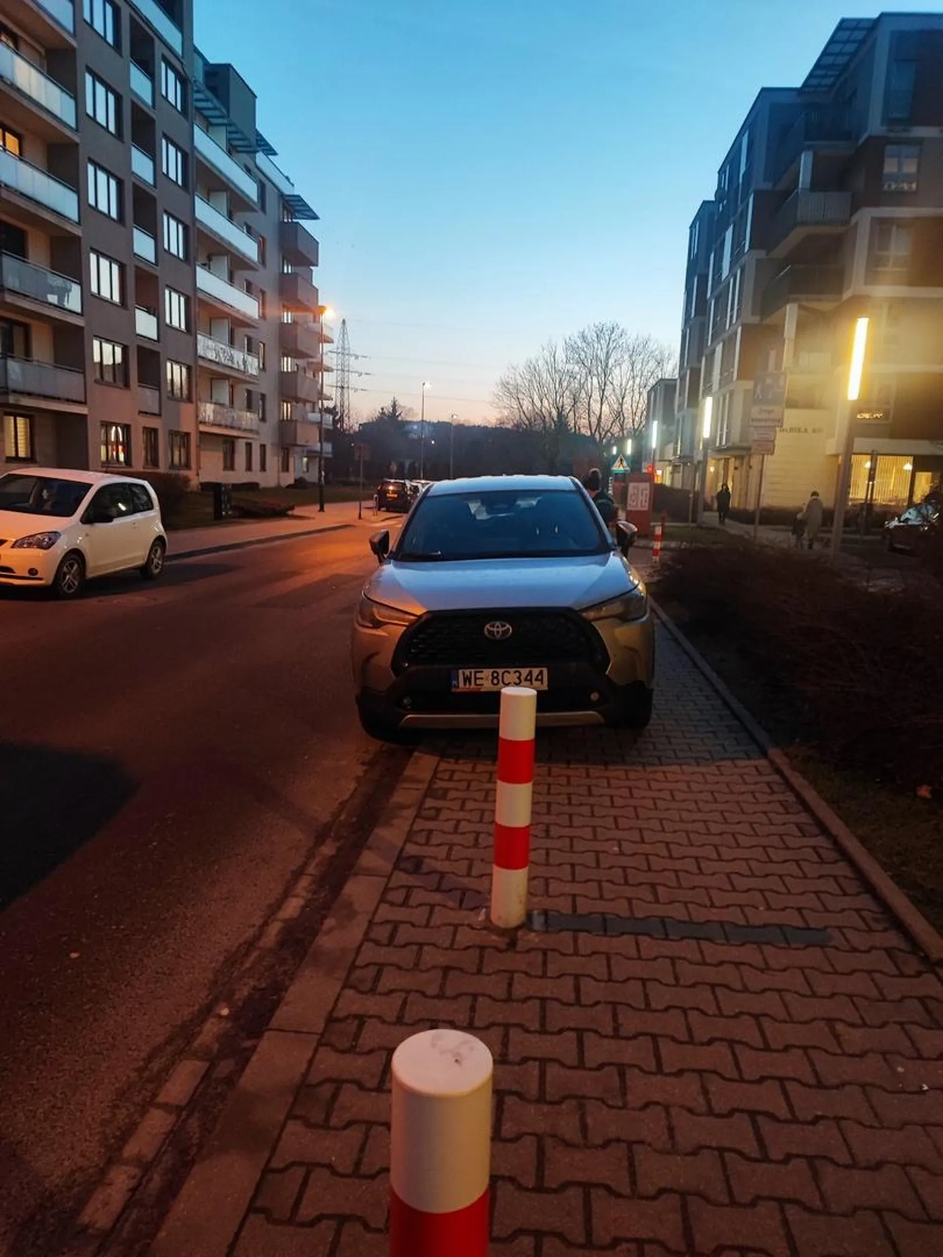 Jak przyjeżdżasz po dziecko do przedszkola to patrz kretynko jak jeździsz. Nie wjeżdżaj z impetem na chodnik i naucz się gdzie się parkuje