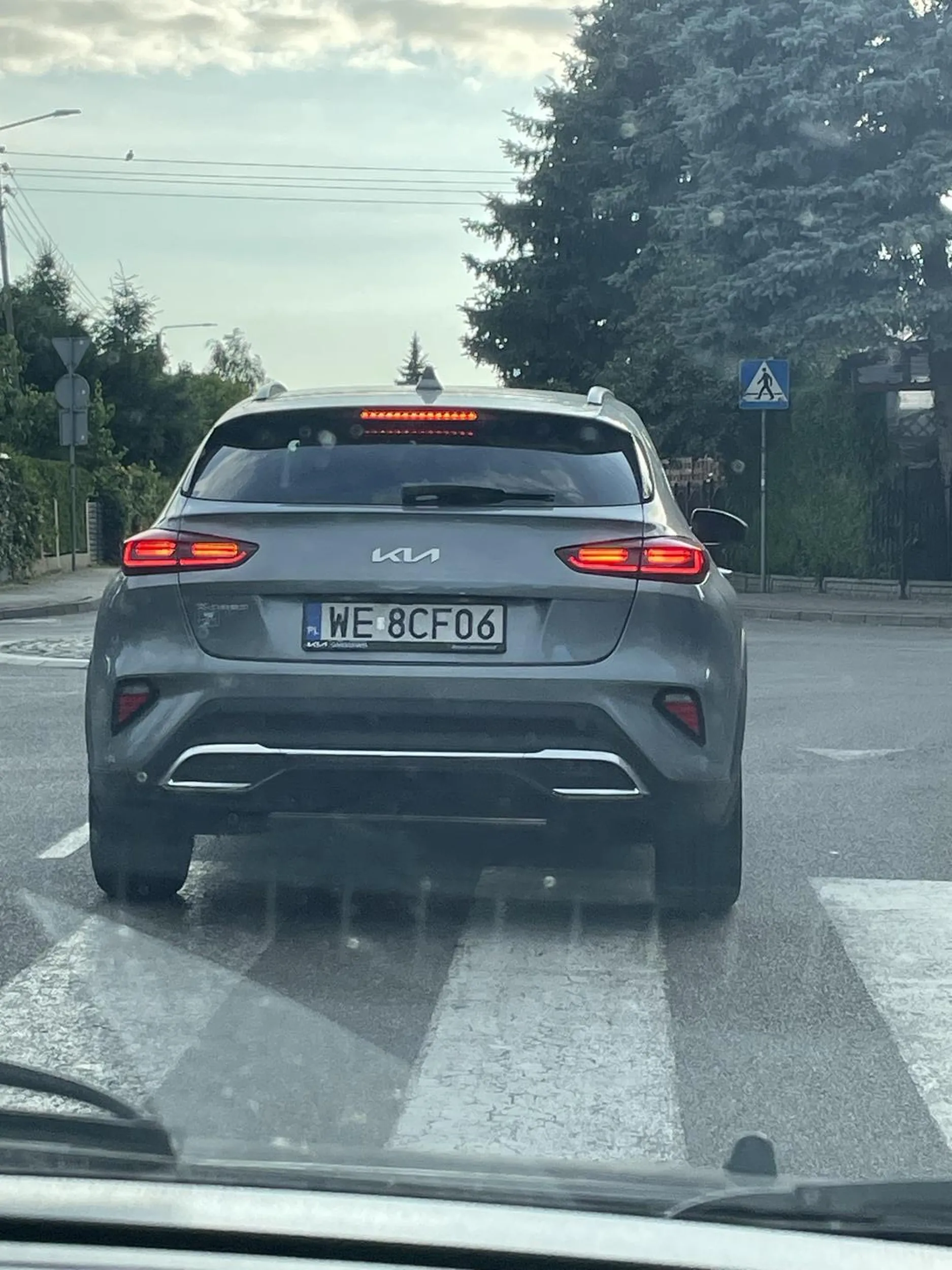 pani prowadząca pojazd nie patrzy na to co dzieje się na pasach ani drodze, w rezultacie najechała na rower dziecka, które było na pasach. całe szczęście dziecku nic się nie stało i spadło tylko z roweru.