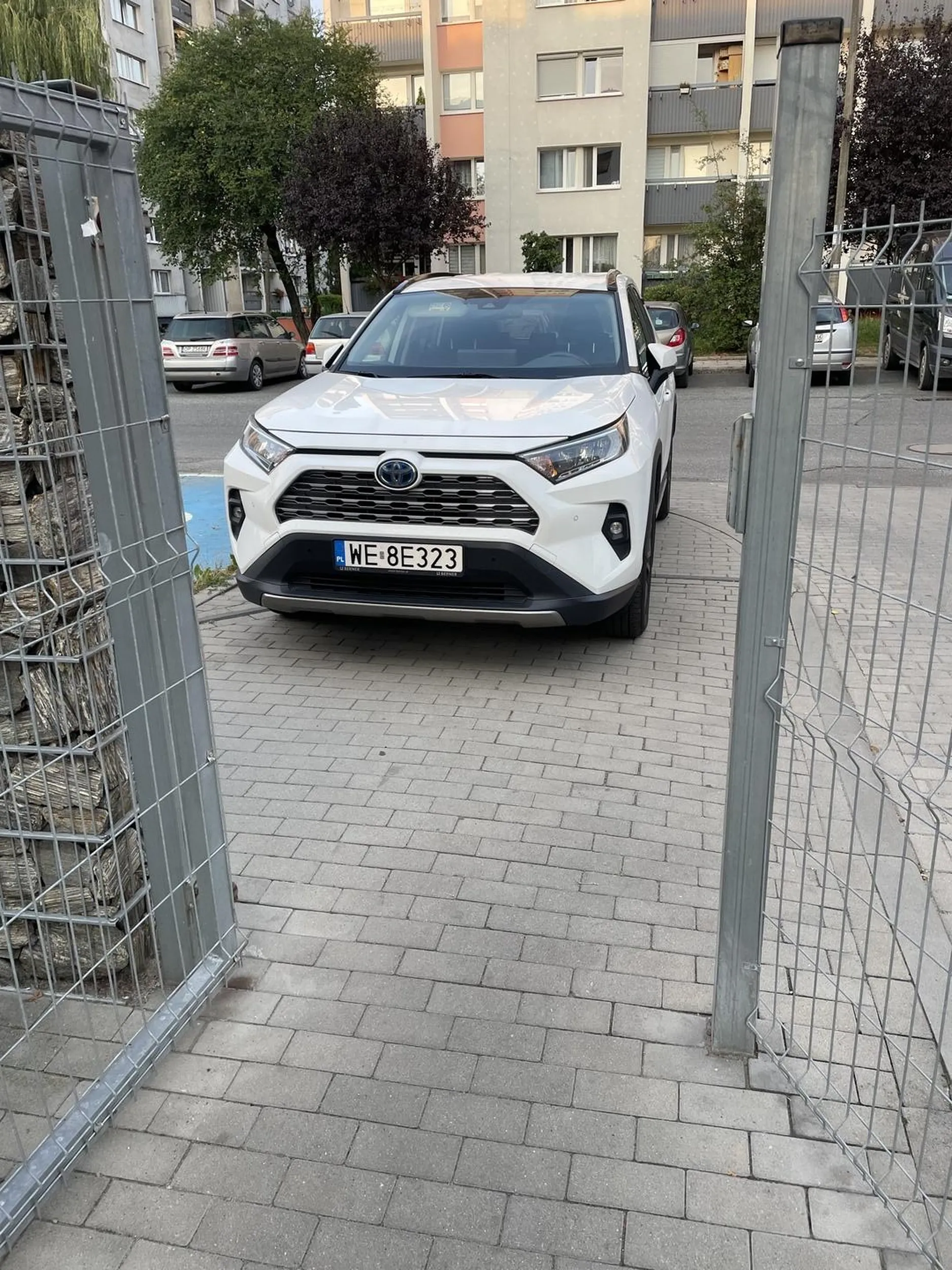 Parkuje przy samym wyjeździe z osiedla w pełni na chodniku. Nic nie widać wyjeżdżając i utrudnia poruszanie się po chodniku. Totalna recydywa