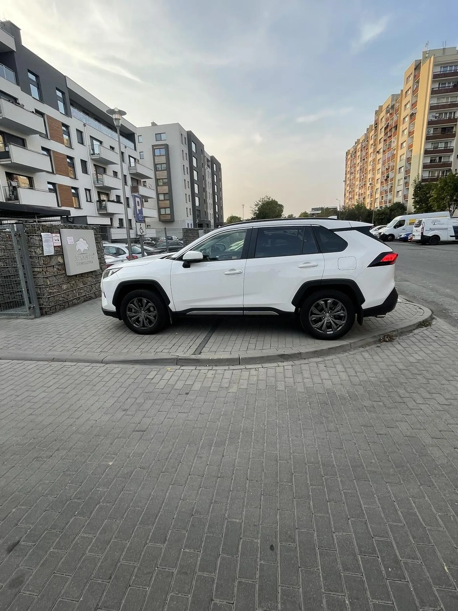 Parkuje przy samym wyjeździe z osiedla w pełni na chodniku. Nic nie widać wyjeżdżając i utrudnia poruszanie się po chodniku. Totalna recydywa