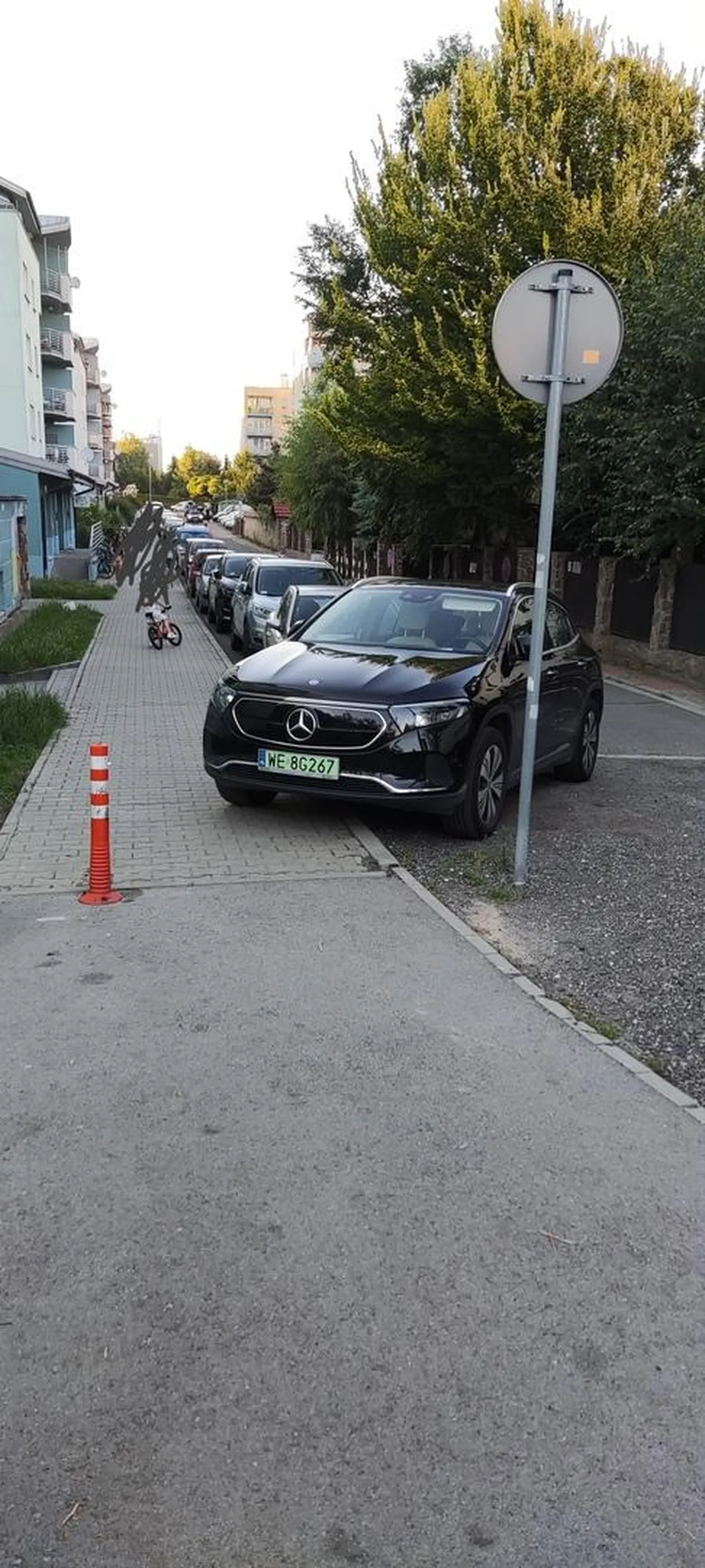 Kolejny mistrz parkowania w Krakowie - kompletny brak zrozumienia dla pieszych. Jakby kopertę zrobił to by stanął prosto no ale cóż...