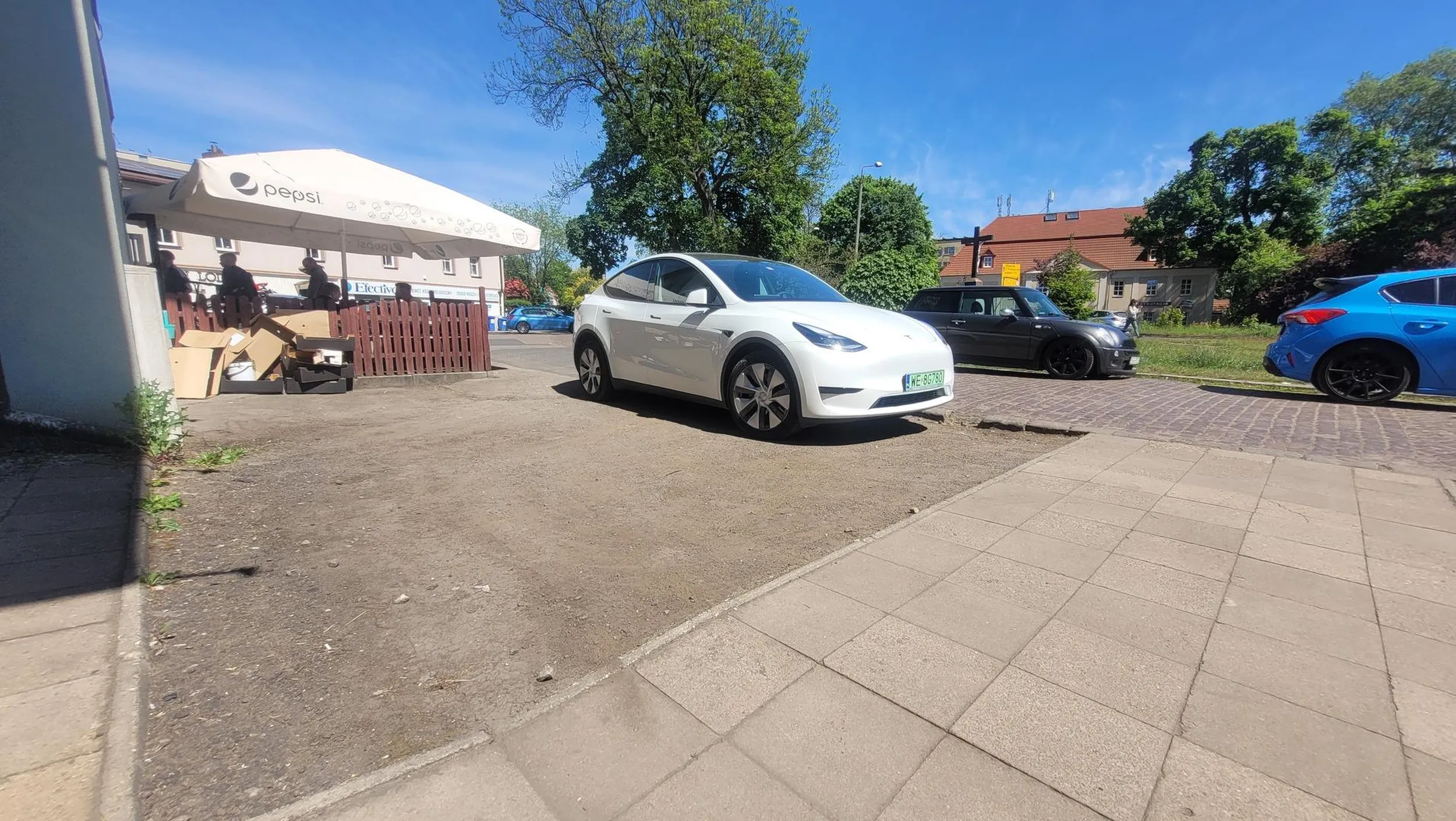 Chłop w kucyku wychodzący z tej Tesli nie potrafi czytać ... Ciekawe czy prawko ma