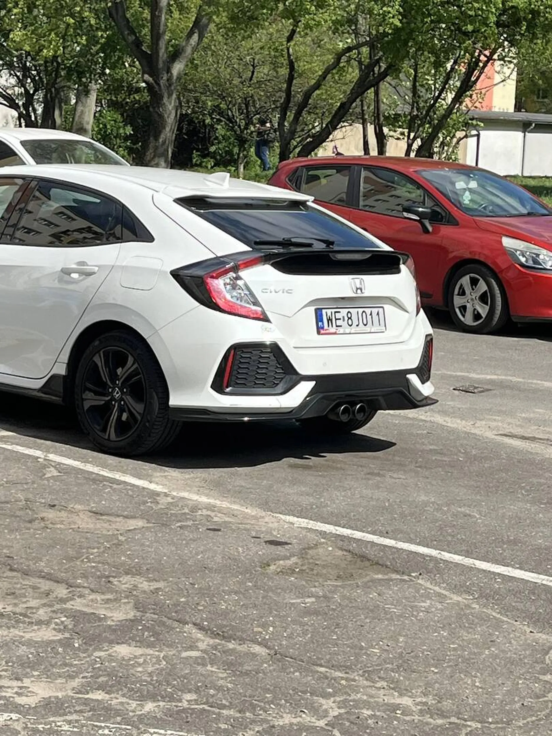 Agresywny mężczyzna parkuje pod technikum w Poznaniu i grozi uczniom.