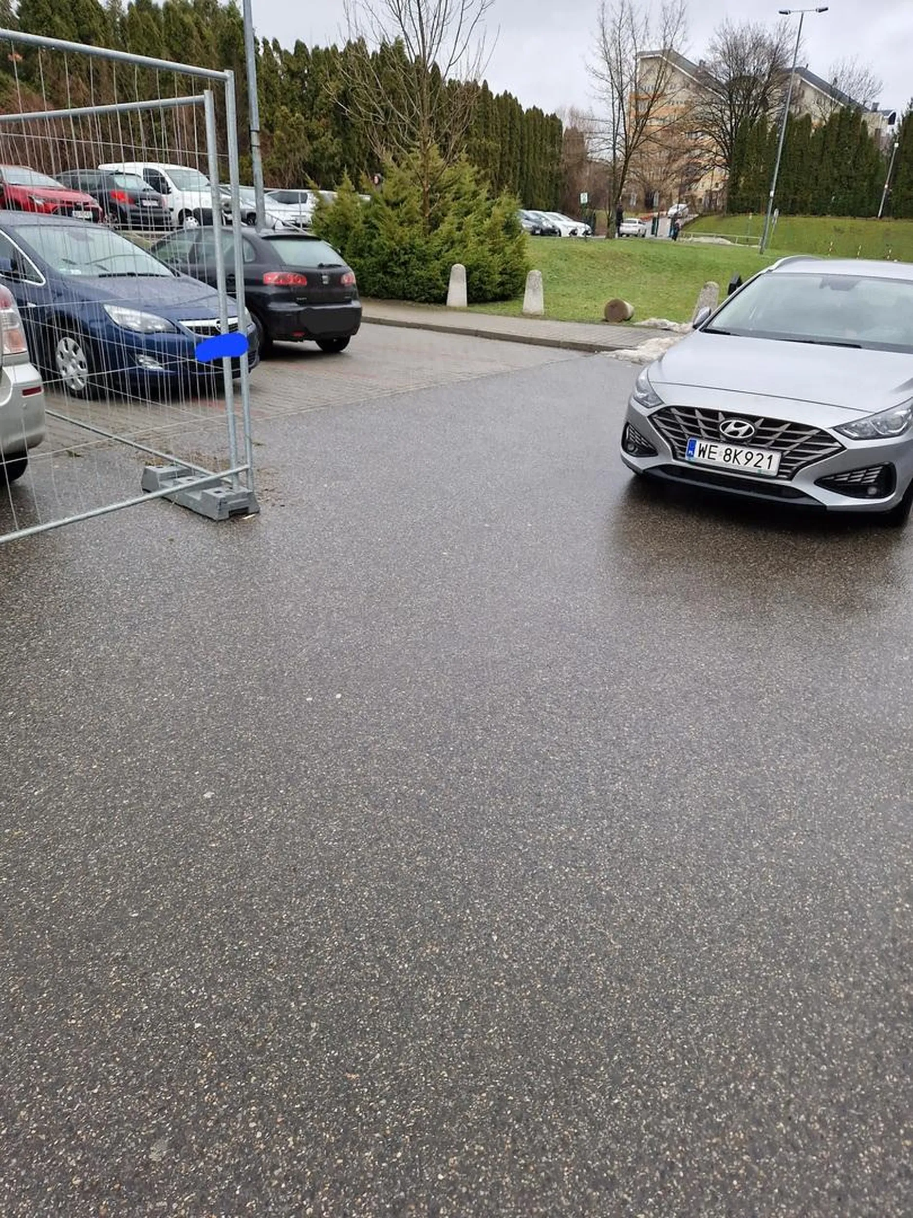 Pani ewidentnie się śpieszyła do sklepu i nie mogła stanąć na miejscu parkingowym, bo przecież lepiej kogoś zastawić :)