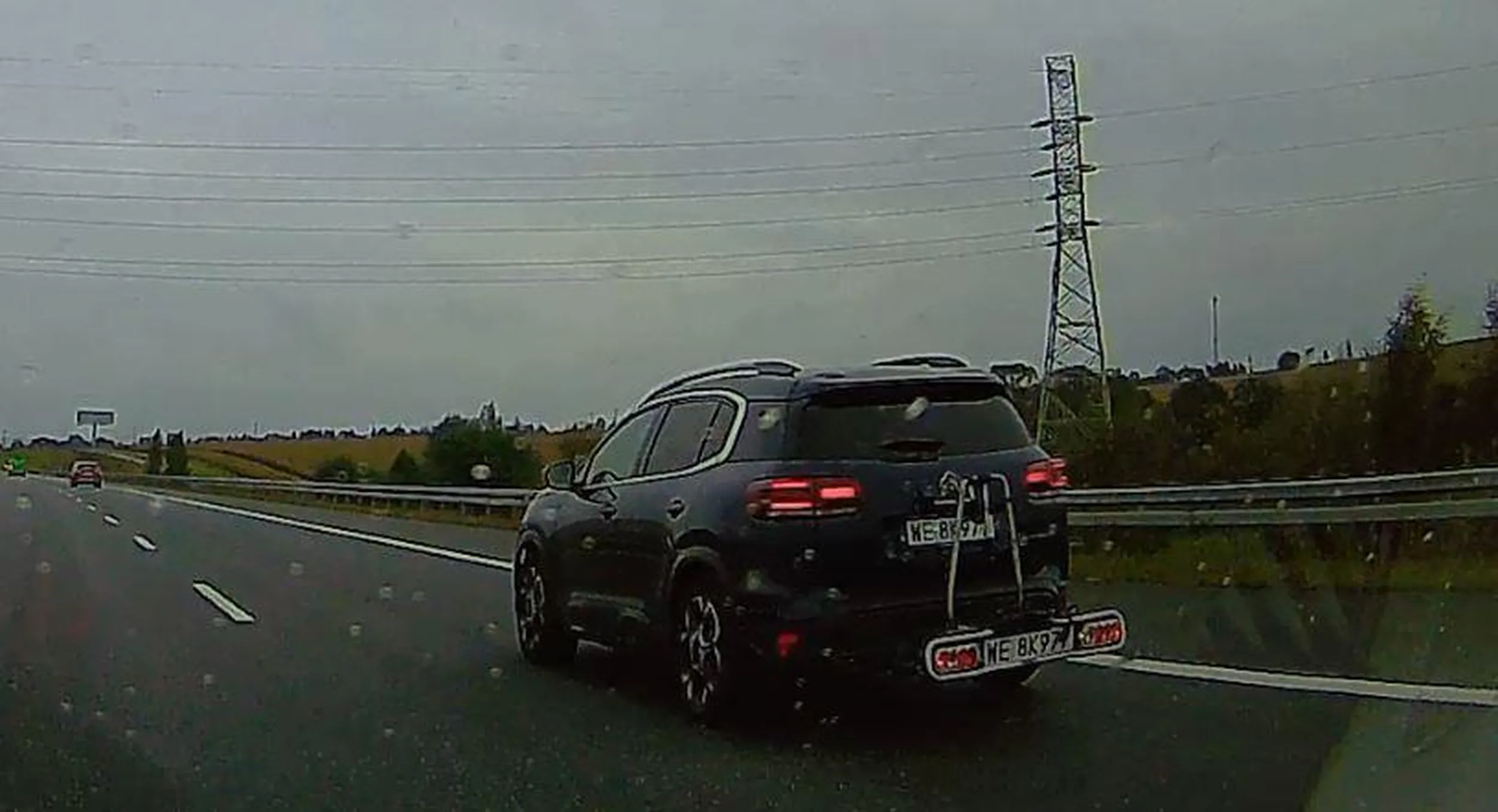 Fajna ta tablica na bagażniku - poważnie myślisz, że nie widać, że podróba? xD "Kto dokonuje zaboru tablicy rejestracyjnej pojazdu mechanicznego, umożliwiającej dopuszczenie tego pojazdu do ruchu na obszarze Rzeczypospolitej Polskiej, albo w celu użycia za autentyczną tablicę rejestracyjną pojazdu mechanicznego podrabia lub przerabia, podlega karze pozbawienia wolności od 3 miesięcy do lat 5."~ Dz.U.2022.0.1138 t.j.