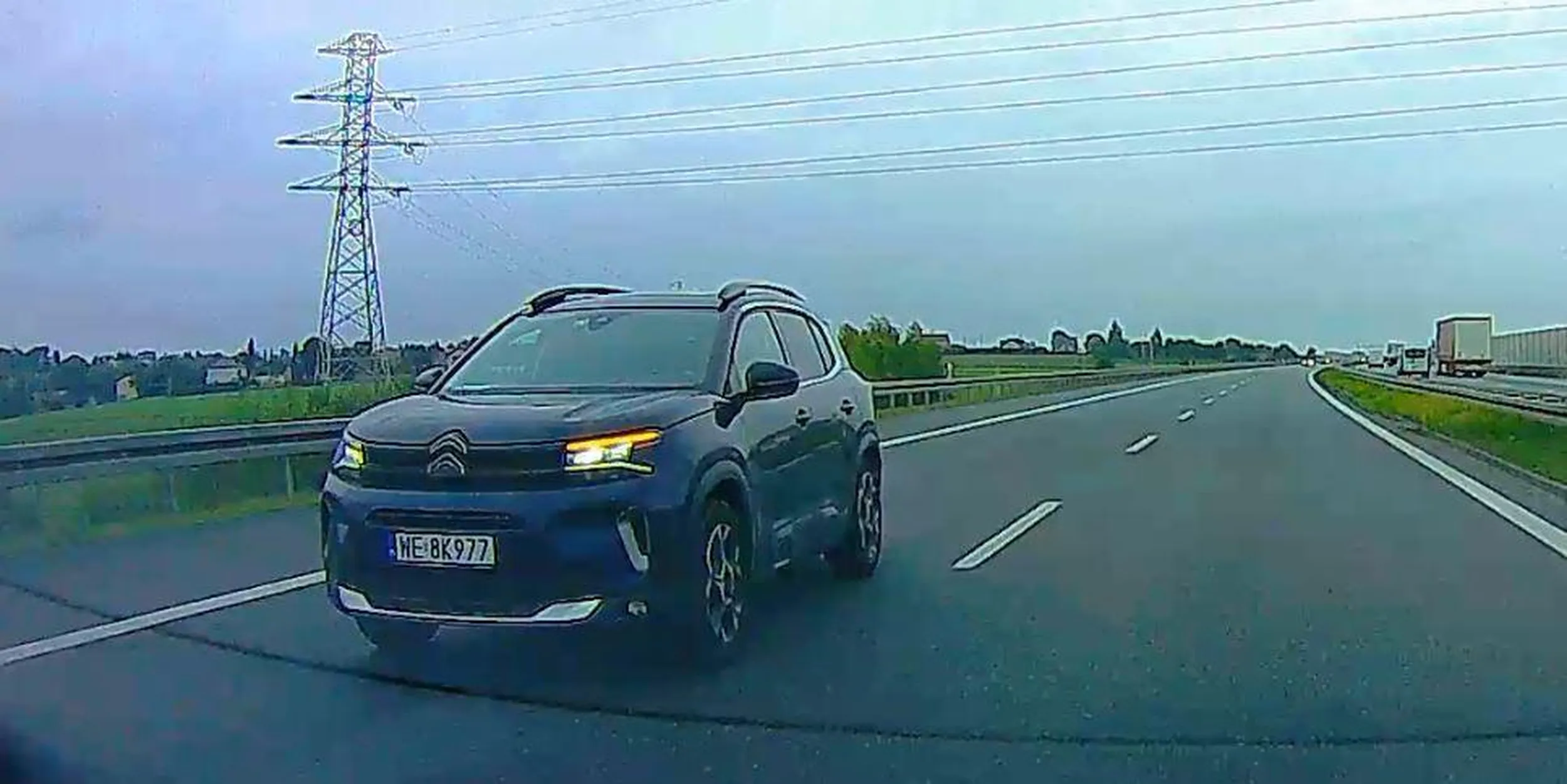 Fajna ta tablica na bagażniku - poważnie myślisz, że nie widać, że podróba? xD "Kto dokonuje zaboru tablicy rejestracyjnej pojazdu mechanicznego, umożliwiającej dopuszczenie tego pojazdu do ruchu na obszarze Rzeczypospolitej Polskiej, albo w celu użycia za autentyczną tablicę rejestracyjną pojazdu mechanicznego podrabia lub przerabia, podlega karze pozbawienia wolności od 3 miesięcy do lat 5."~ Dz.U.2022.0.1138 t.j.