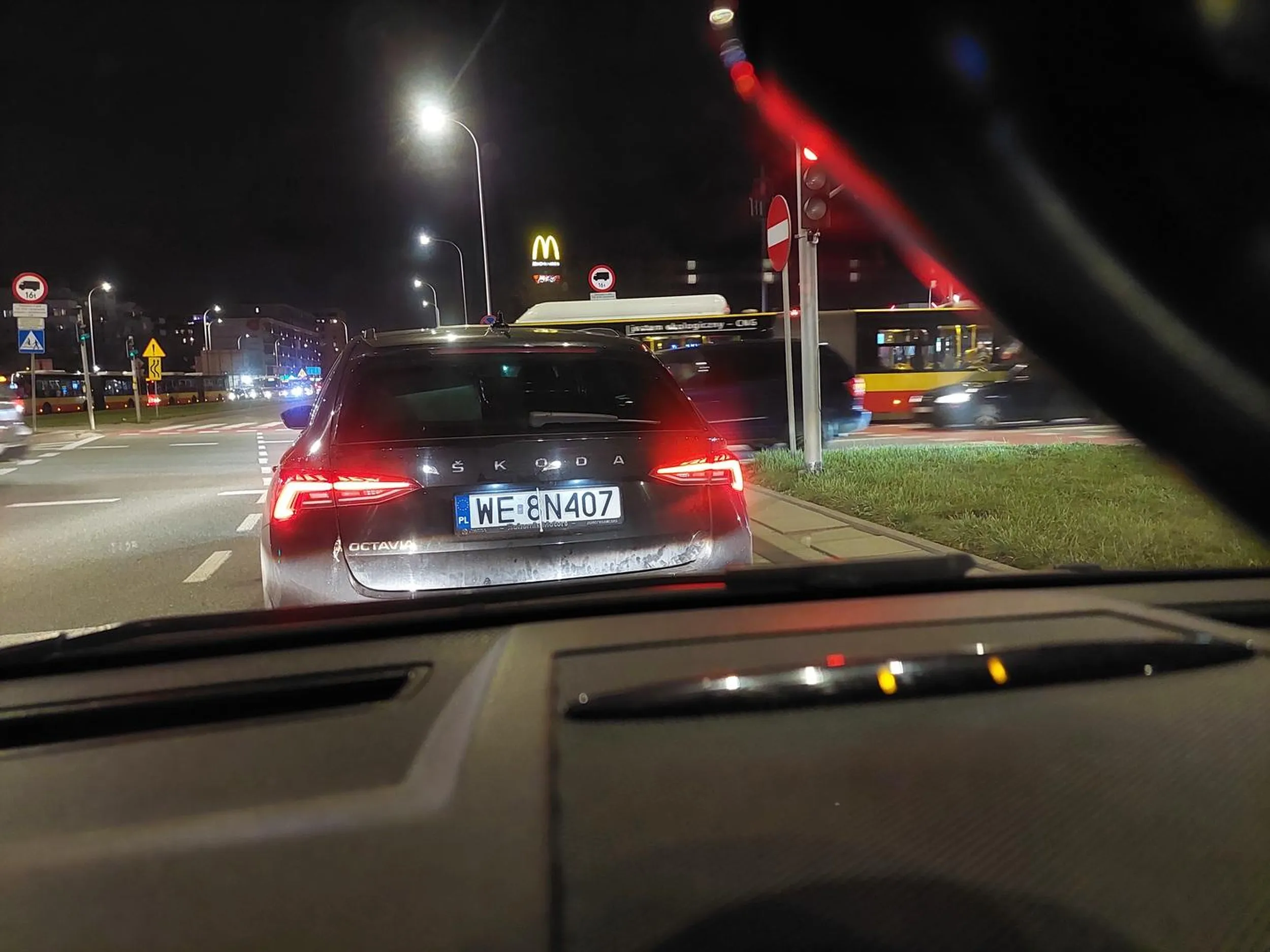 Czy ty jestes niedorozwiniety? Masz prawo jazdy? Z ul. Lazurowej w ul. Gorczewska jest jeden pas do skretu! A ty z premedytacja ze srodkowego pasa (do jazdy prosto) skrecasz sobie w lewo! Sam jestes na tym swiecie? Innych ludzi, ich zdrowie i zycie masz gdzies! Pogratulowac prostactwa, chamstwa i krotkowzrocznosci! Jestes pewnie pierwszy do ucieczki w razie wypadku lub kolizji. Widzialem, ze masz kamerke - nagrales pewnie swoj wyczyn! 20.12.2024 r., 17:46