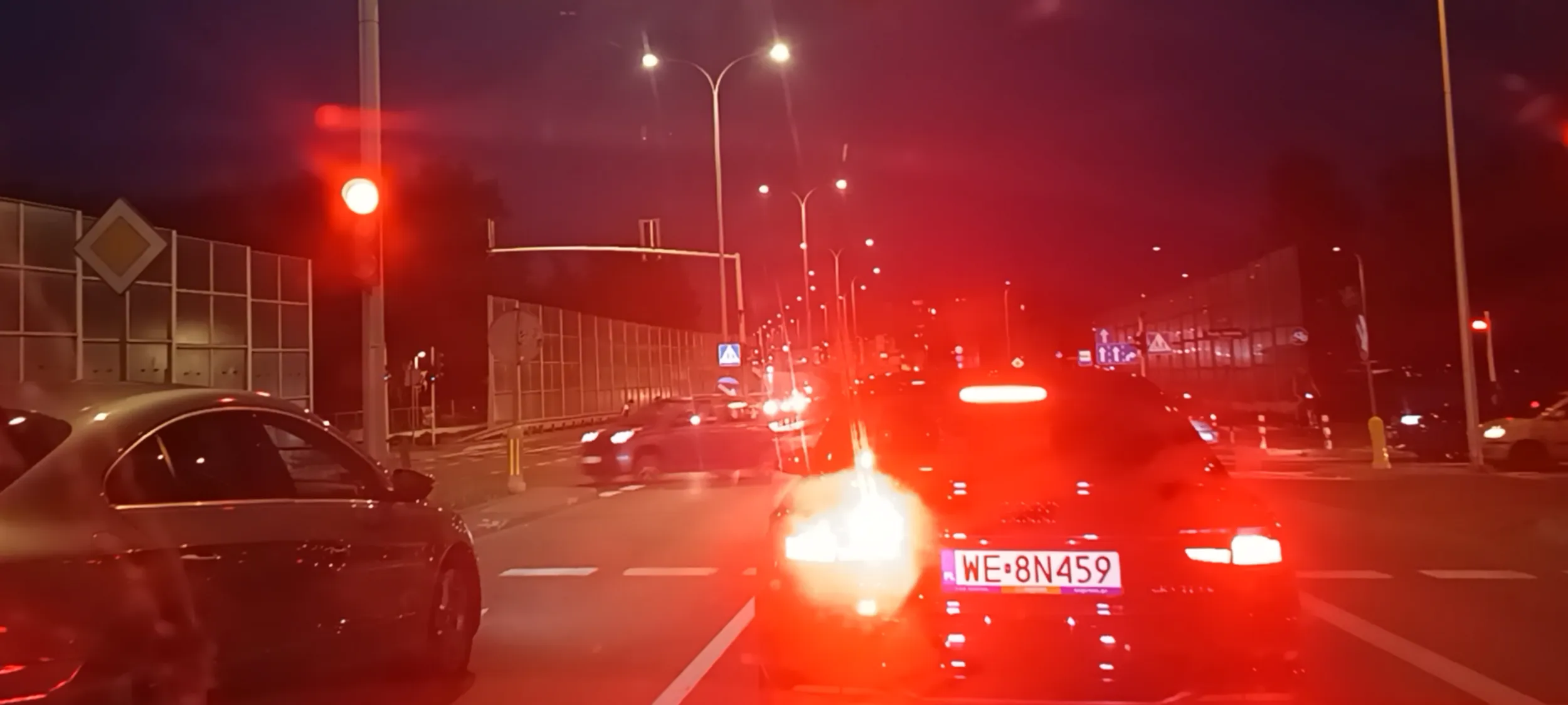 Bandyta drogowy zajeżdża drogę na pasie i wciska hamulec, aby doszło do wypadku. Bandzior i do tego złodziej. I pijak, bo każdy bandzior to pijak.