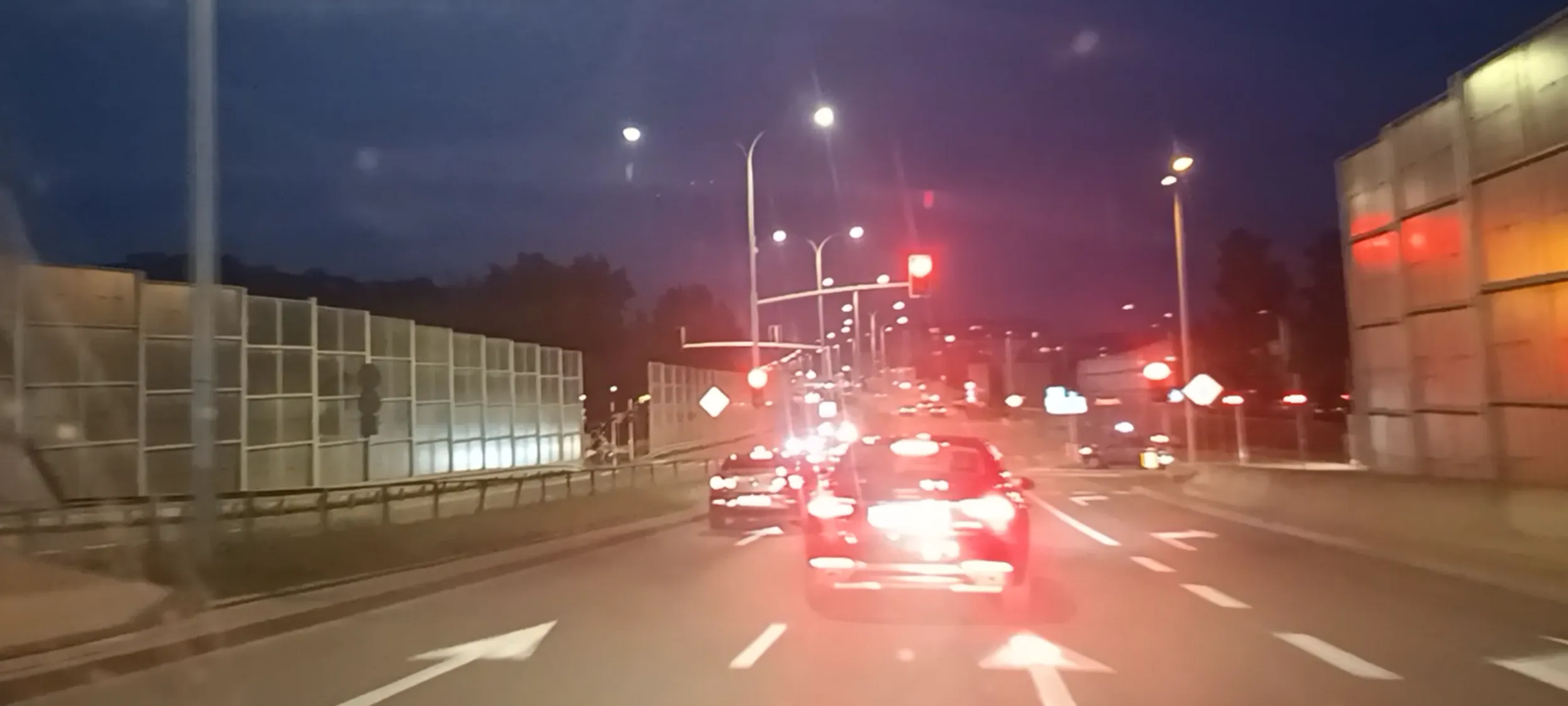 Bandyta drogowy zajeżdża drogę na pasie i wciska hamulec, aby doszło do wypadku. Bandzior i do tego złodziej. I pijak, bo każdy bandzior to pijak.