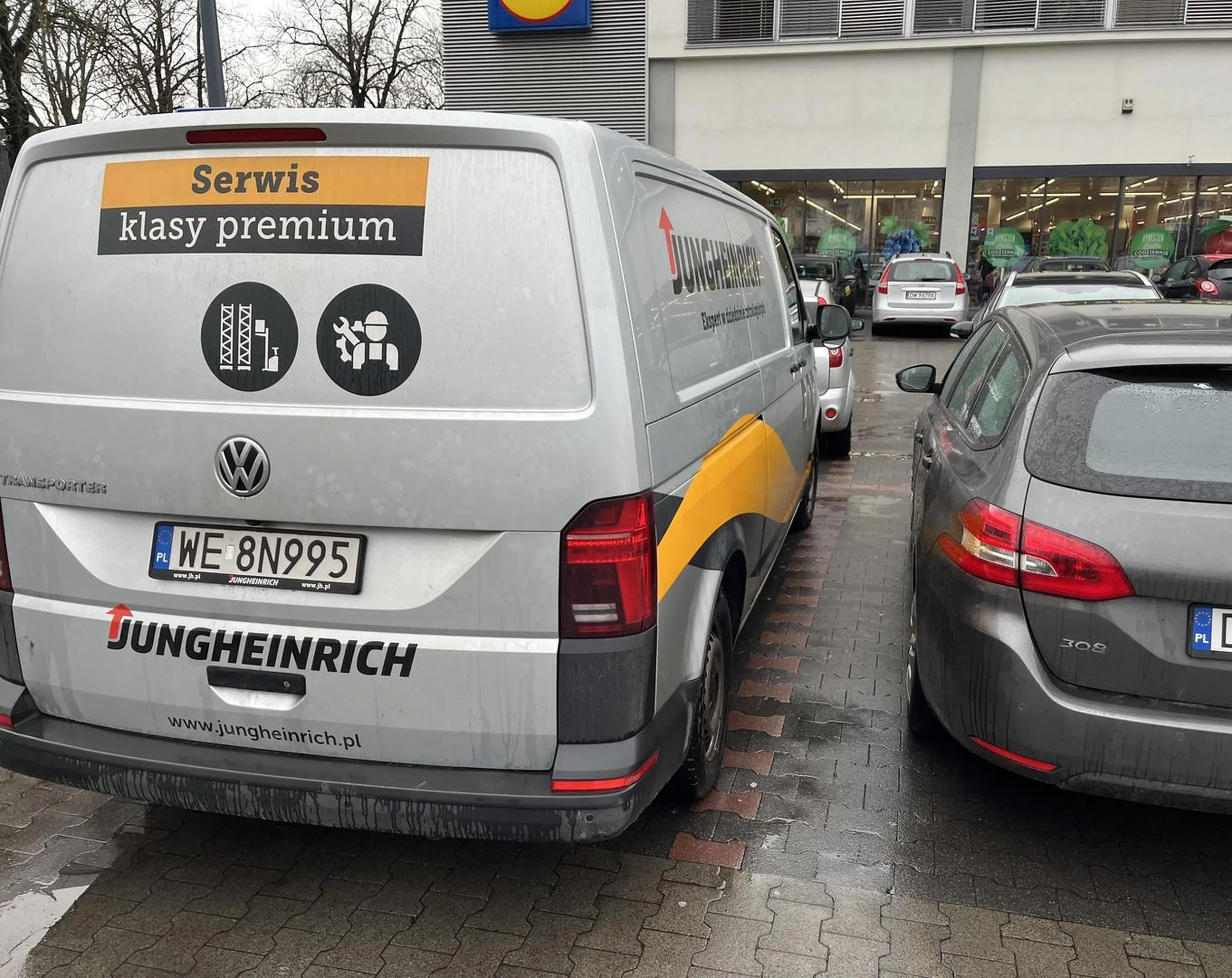 Człowiek bez kultury, proszę go żeby przesunął kawałek auto a on zamiast to uczynić to woli się awanturować i grozić pobiciem przy moim małym synku. Żal mi takiego chamskiego typa bez kultury