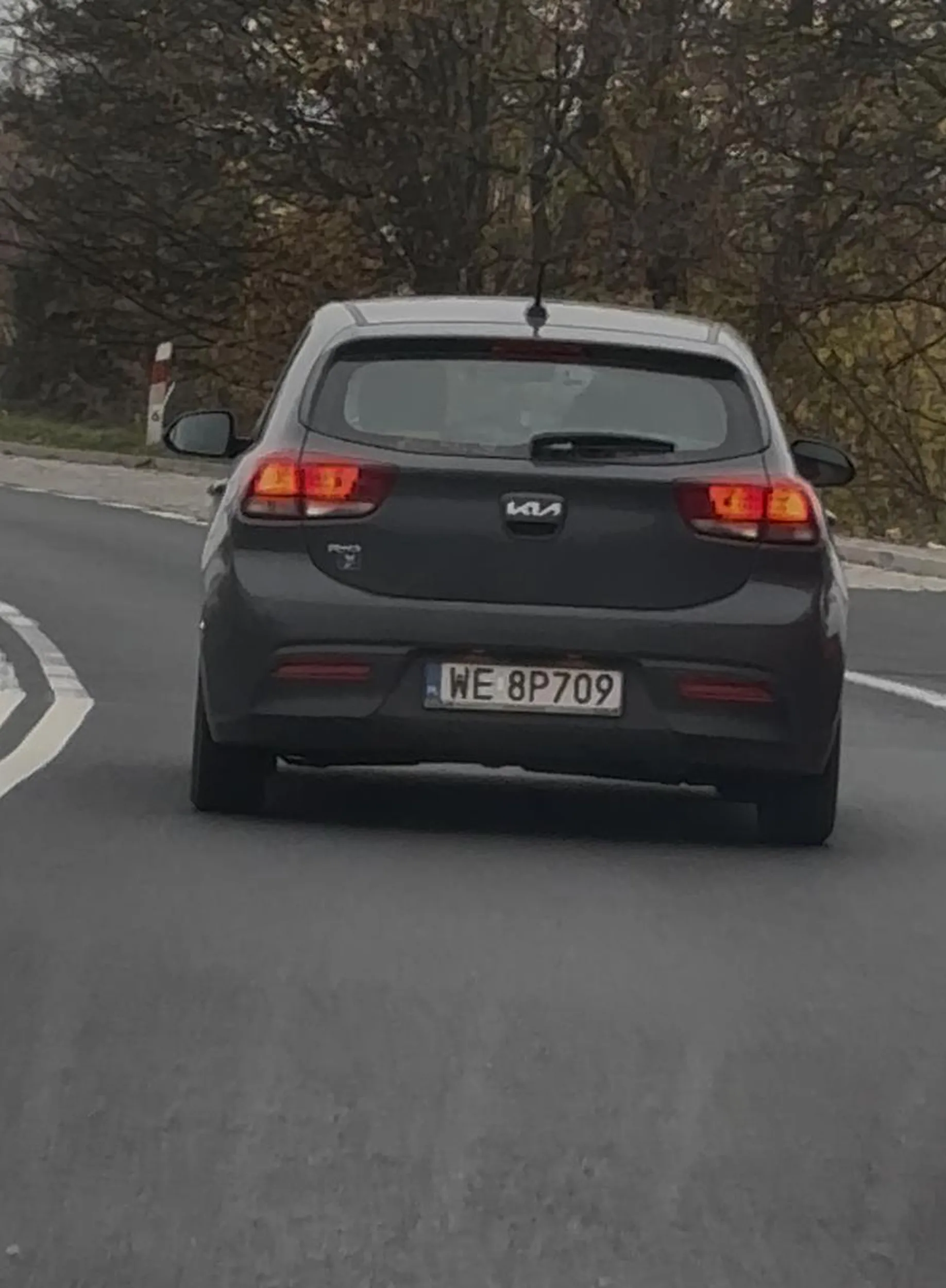 Kierowca tragiczny, jedzie niebezpiecznie blisko tyłu auta za którym jedzie, wyprzedza w miejscach niedozwolonych i wpycha się w ciąg aut przy wyprzedzaniu powodując niebezpieczne sytuacje