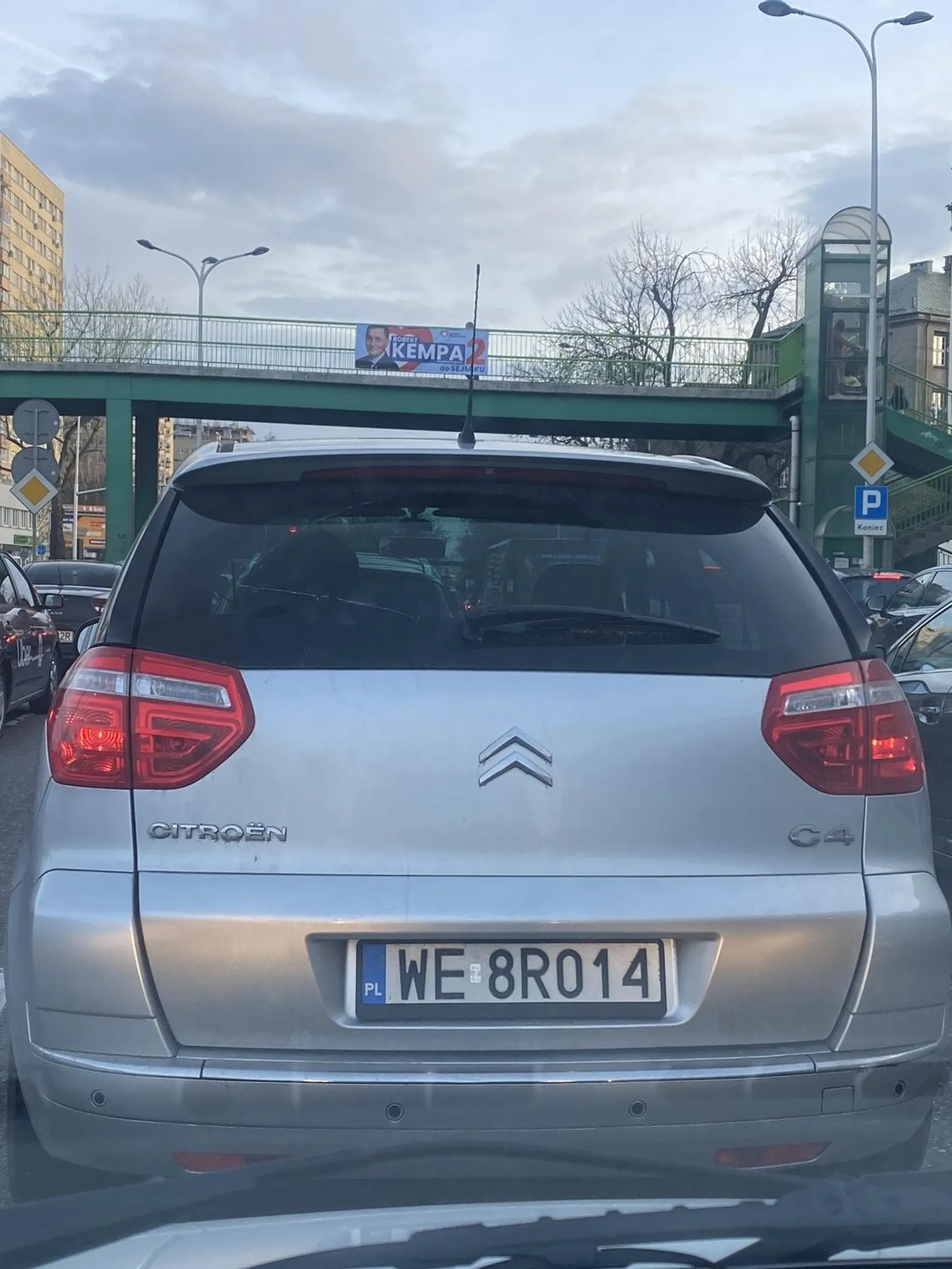 Gość nie potrafi jeździć. Zajeżdża drogę.