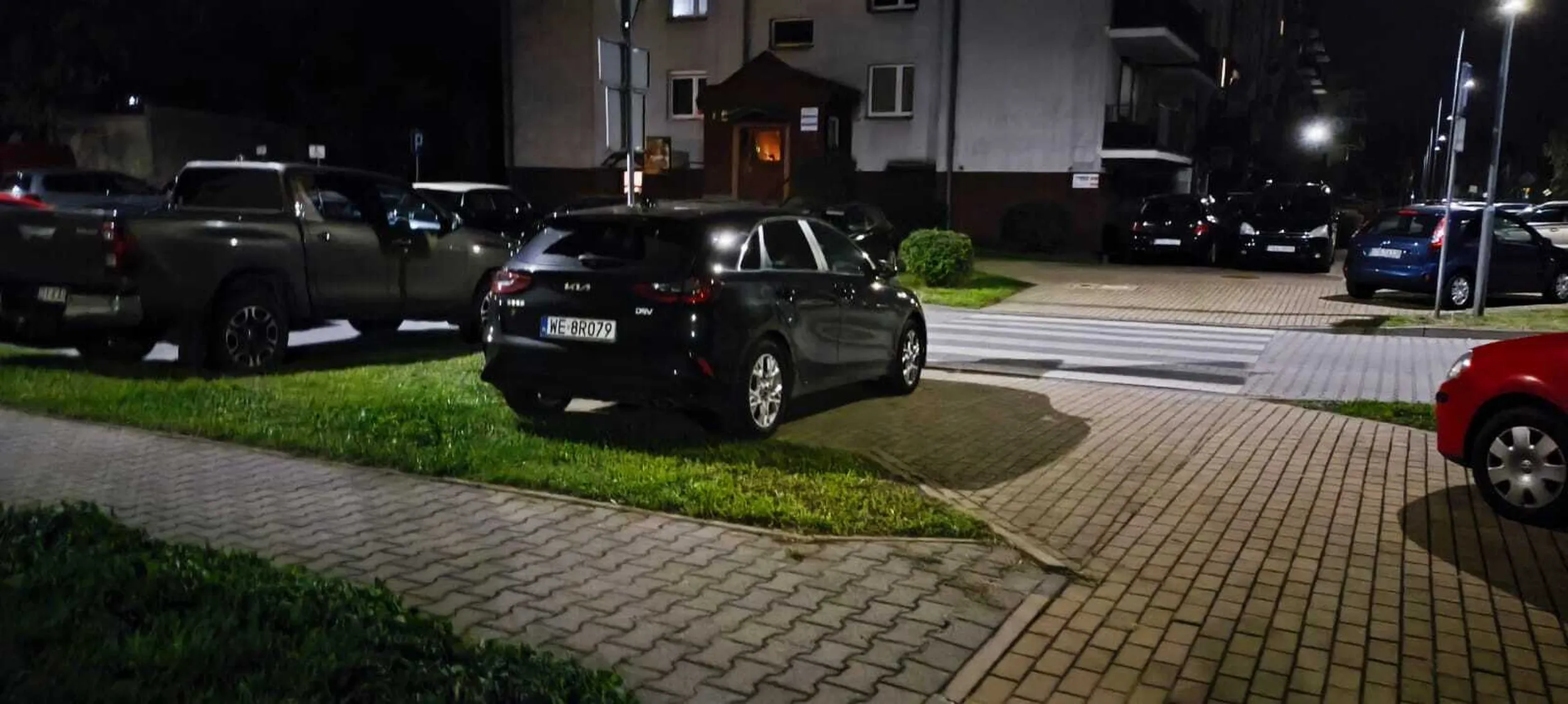 Mistrz parkowania na ulicy Miedzińskiego w Rawiczu. Art. 26 3. 3) Prawa o ruchu drogowym: Kierującemu pojazdem zabrania się jazdy wzdłuż po drodze dla pieszych lub przejściu dla pieszych.