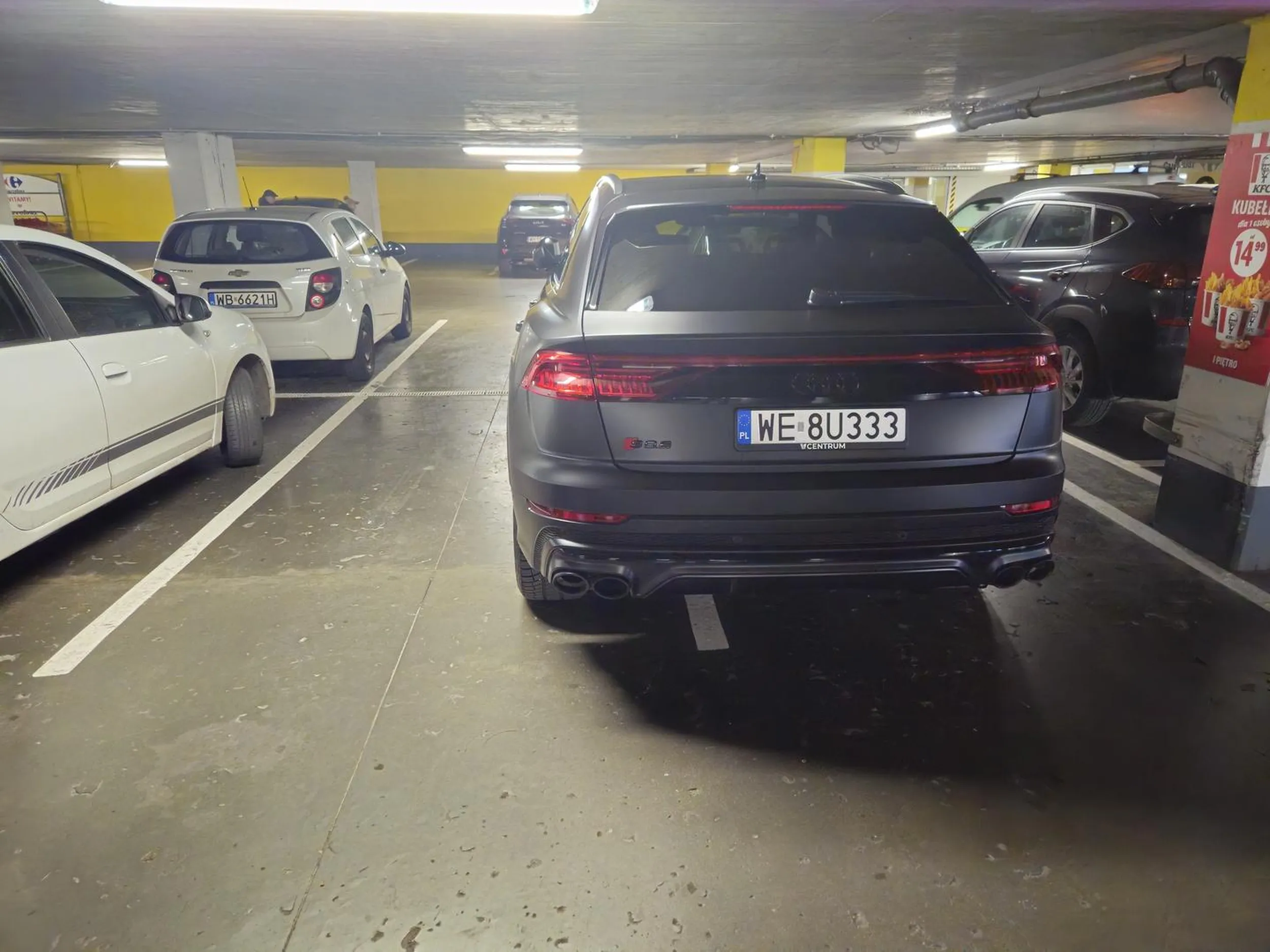 Brawo, na parkingu mało wolnych miejsc a tu taki cwaniaczek zajmuje 2. Carrefour Warszawa Bemowo.