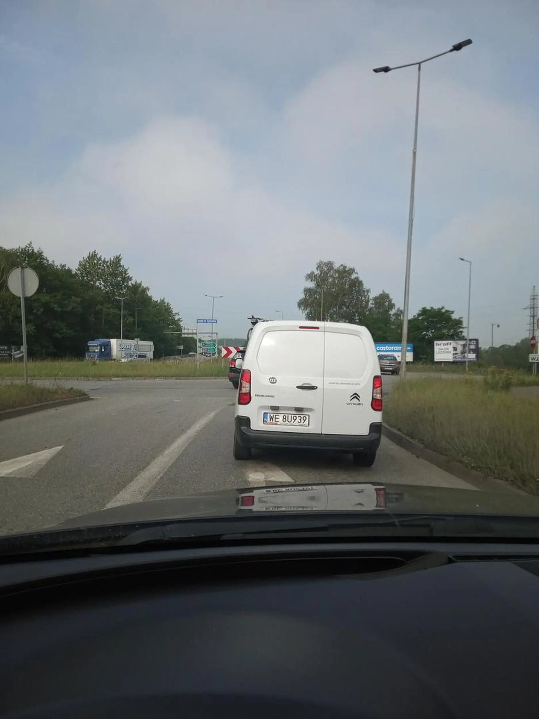 Zwykły śmieć który natrętnie wyrzucą pety za okno na dodatek blokuje lewy pas...