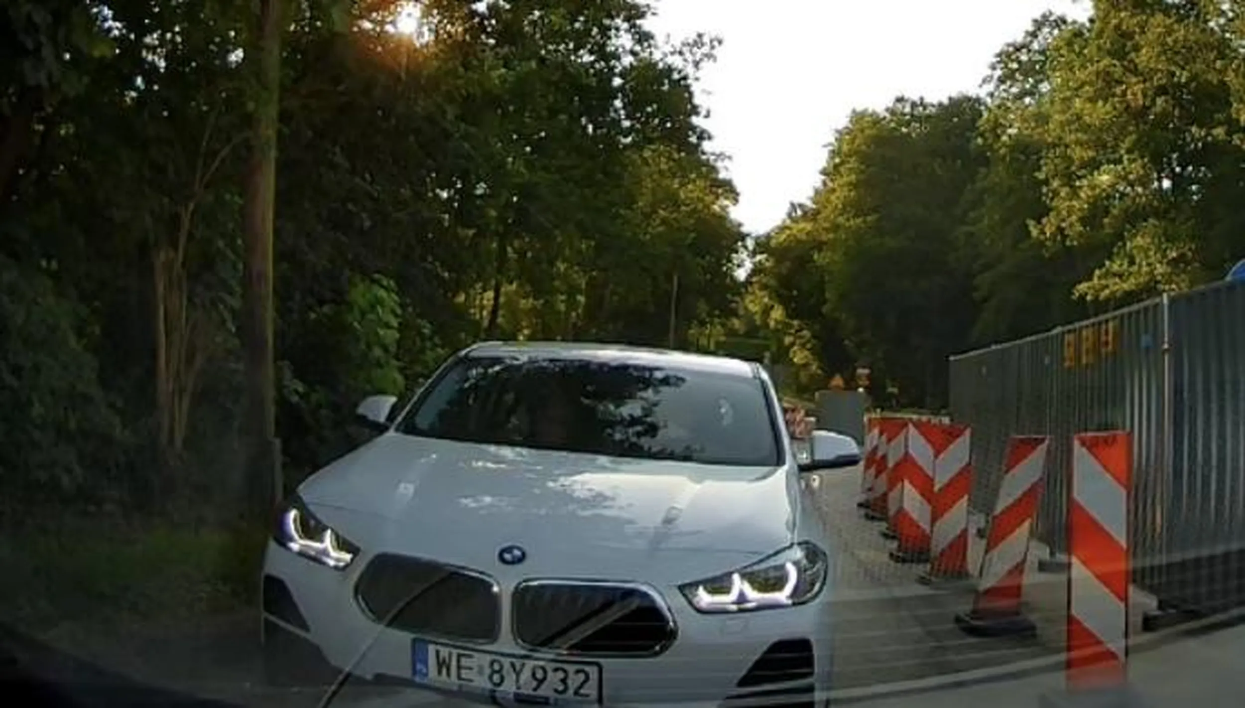 To bardzo przykre. Nie nauczył się czytać znaków , bo nie wie co zrobić jak ma „ustąp pierwszeństwa”. Dla kierowców tej marki powinny być obowiązkowe kursy z myślenia.