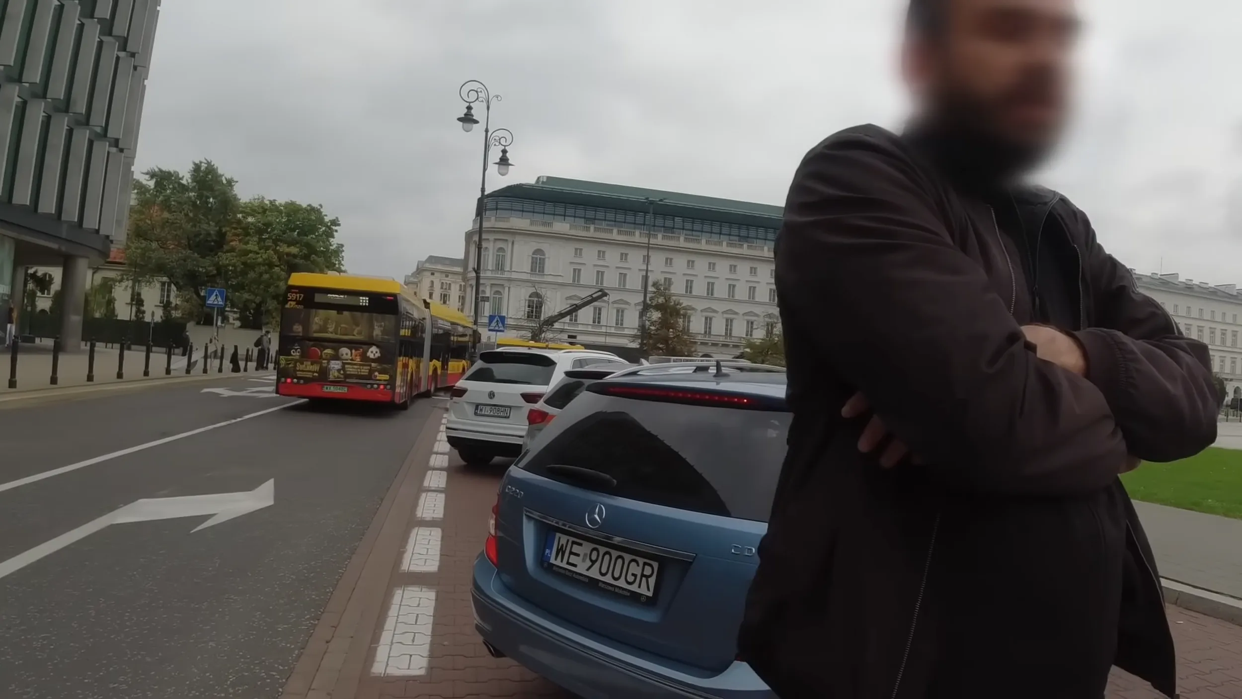 Parkuje w zatoce przystanku dla autobusów i ucieka przed strażą miejską.