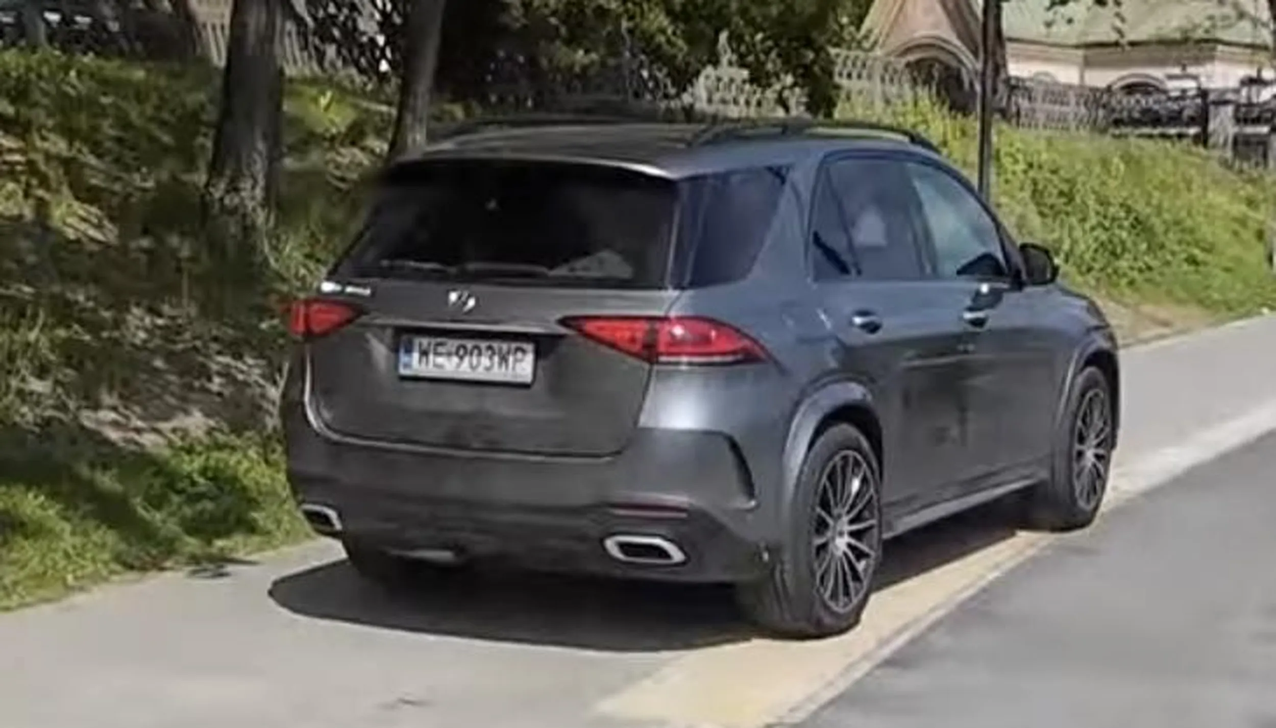 UWAGA BANDYTA! Jeździ po chodnikach!