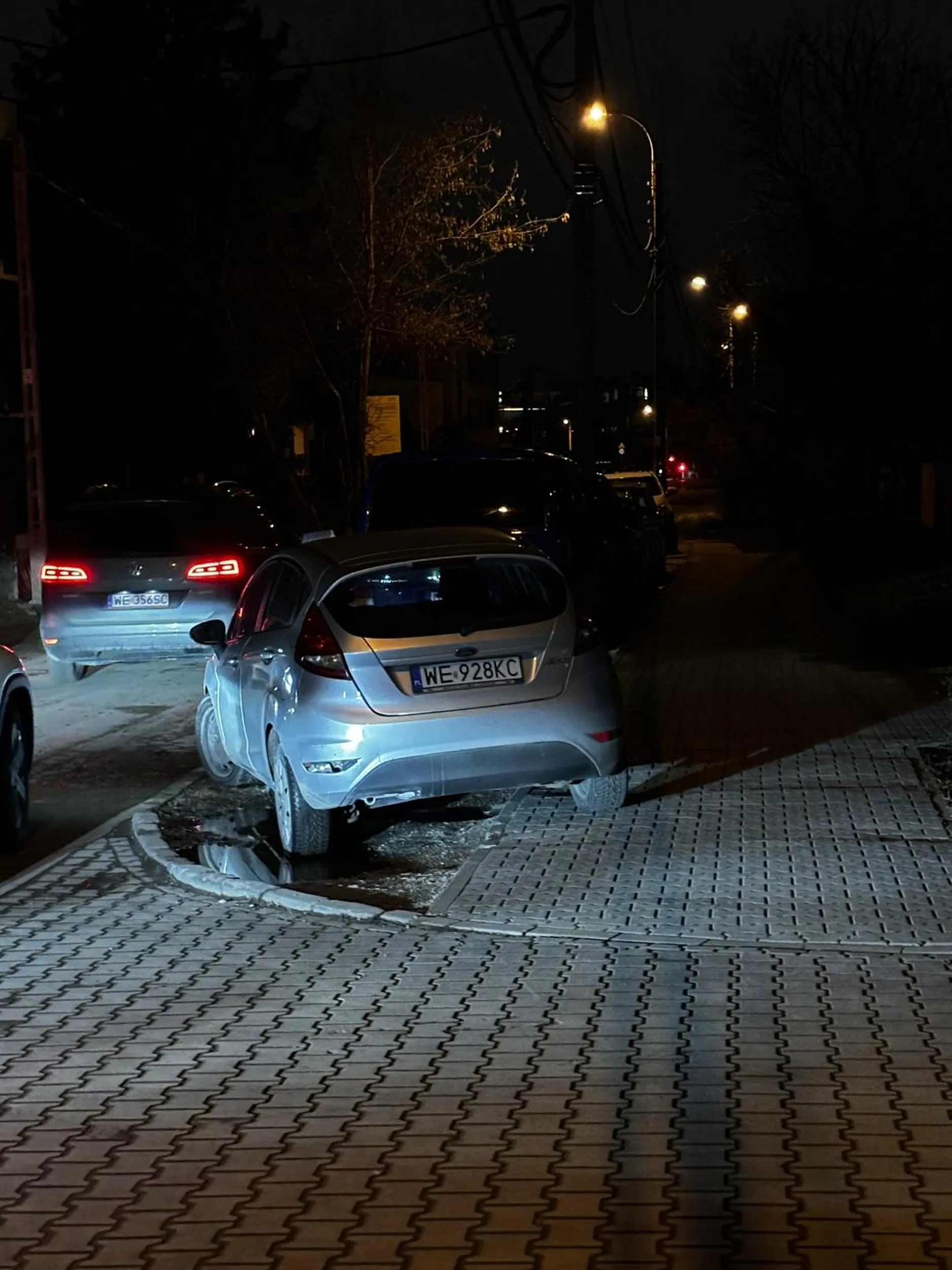 Może czas w okulary zainwestować skoro nie potrafisz parkować prosto? XD