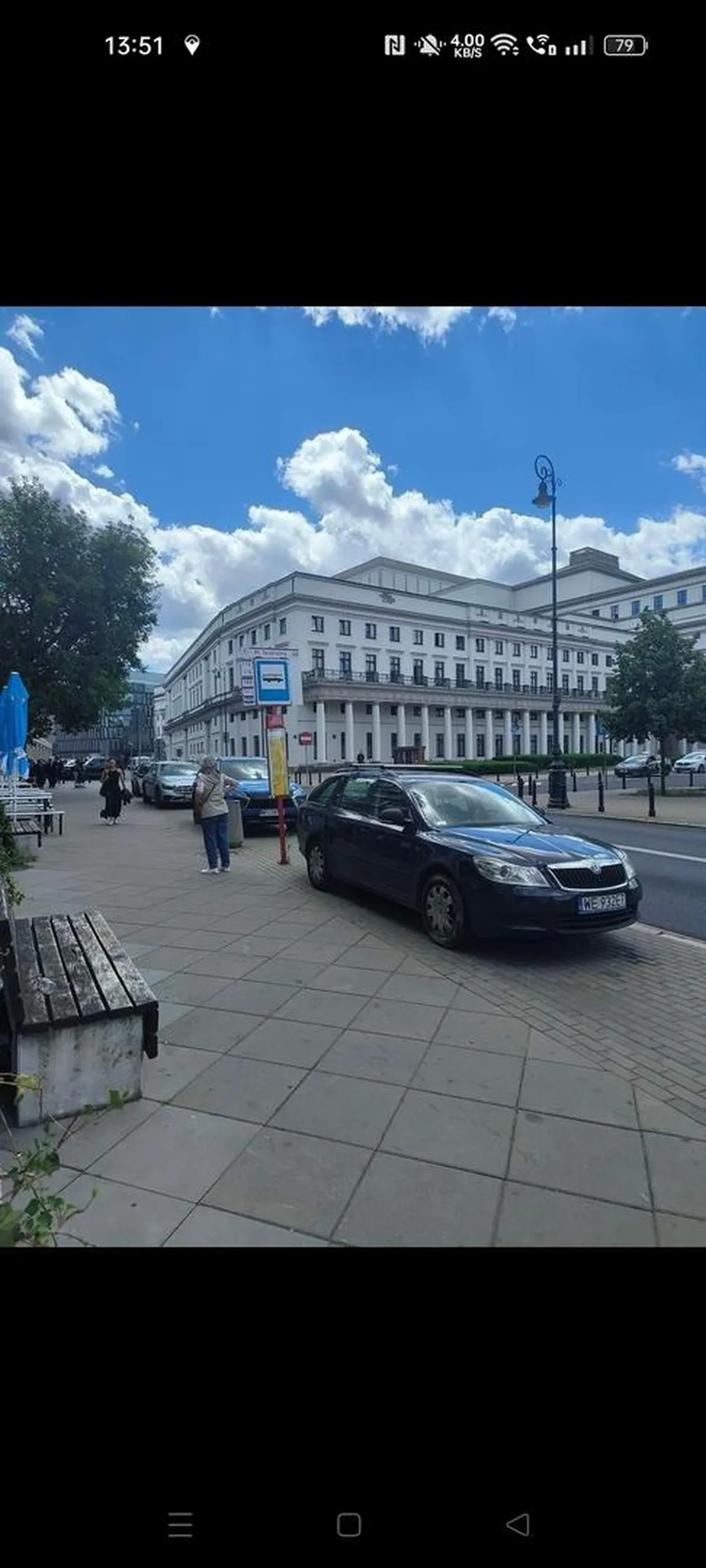 No bardzo ładnie zaparkował baran na przystanku w Warszawie. Miszcz parkowania ?