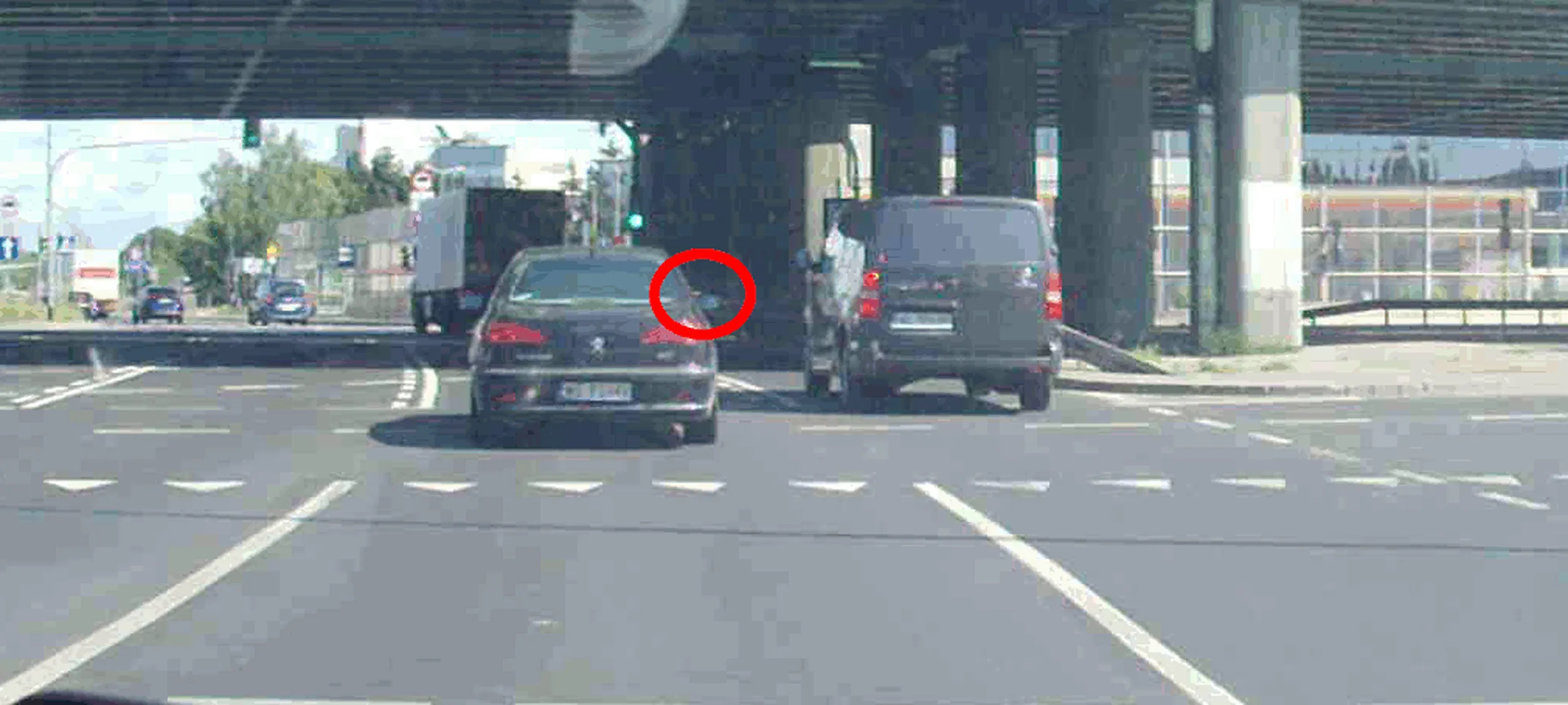 Pasażer śmieci na ulicę (na filmie, który posiadam widać też wystawianą rękę, w GIF-ie wycięty sam przelot wyrzucanego śmiecia).