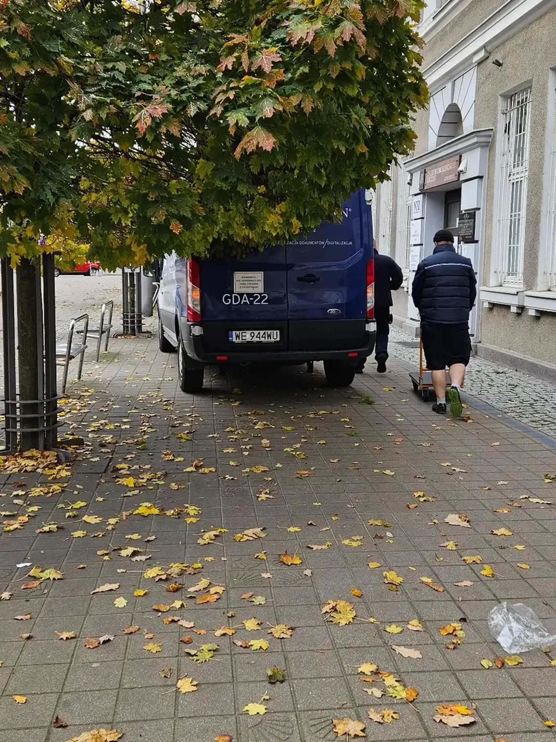 Ciota parkuje pod wejściem do szpitala w Gdyni