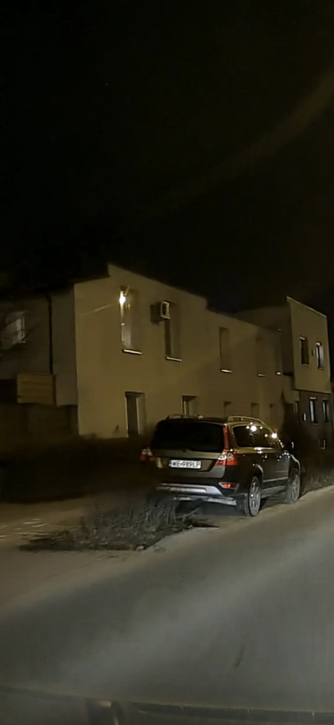 Widzę że od ostatniego wpisu nic się nie zmieniło  i pan z volvo od dwóch miesięcy parkuje zajmując połowę szerokości ścieżki rowerowej, lusterkiem wystając na ulicę. Myślę że rowerzyści po rozpoczęciu sezonu szybko nauczą go parkować :)