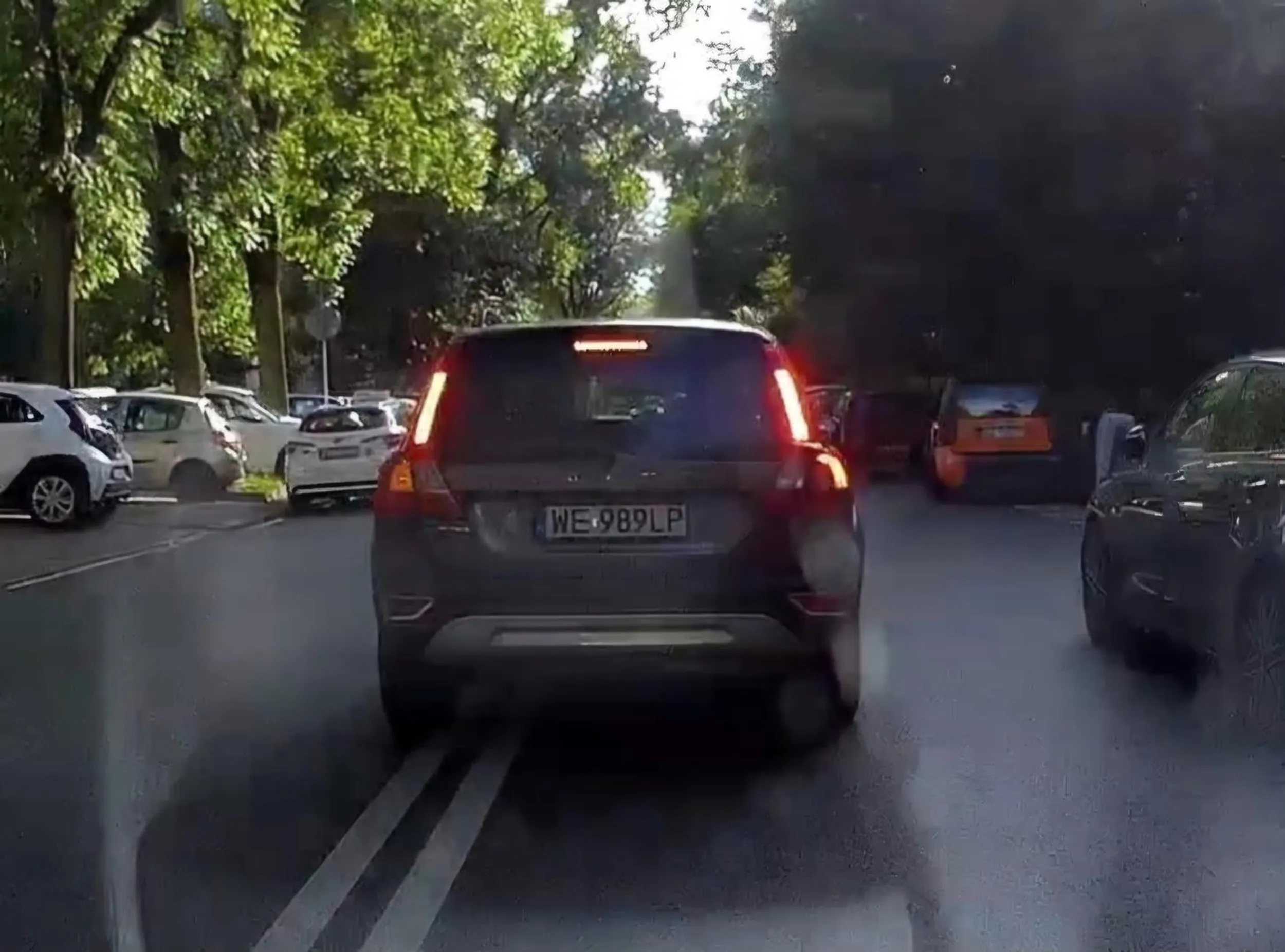 Nieprzystosowany do zycia w społeczeństwie. Staję z lewej strony pasa przed światłami żeby skręcający w prawo mogli jechac, za mną kolejne auto się ustawia a ten jełop staje obok mnie blokując skręt w prawo i się ściga ze świateł jeszcze, wyprzedza przekraczając predkosc na zwyciezcow. Na czołówkę jechał nawet chwilę. Ogólnie wypadało by mu prawko zabrać. Nagrania pójdą do odpowiednich służb. AAAA, no i Spaślak