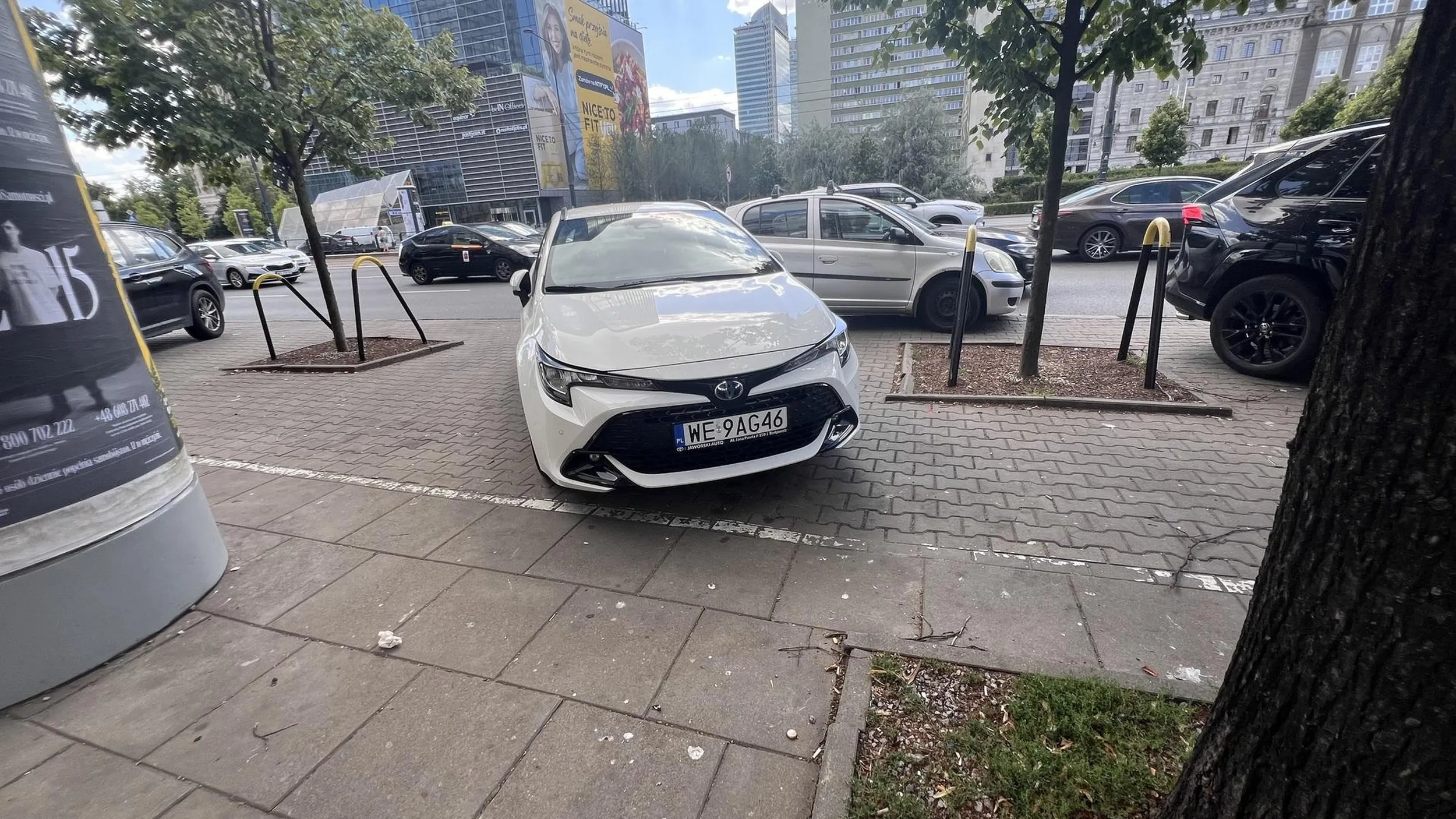 Parkuje jak ostatni jeleń na ziemi. Gdyż mogą się zmieścić 2 auta to GK stawia swoje jako jedno