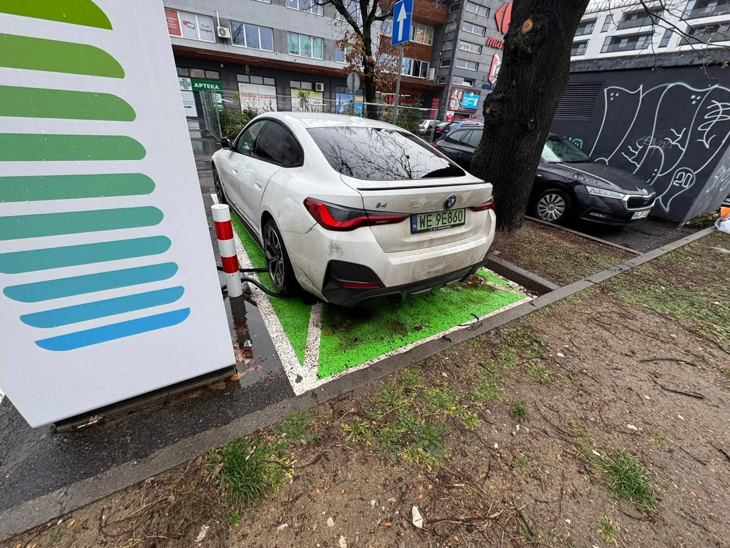 Blokuje miejsce do ładowania - nie ładuje się, tylko parkuje. No i jeszcze najechał na kabel do ładowania uniemożliwiając ładowanie na sąsiednim miejscu.