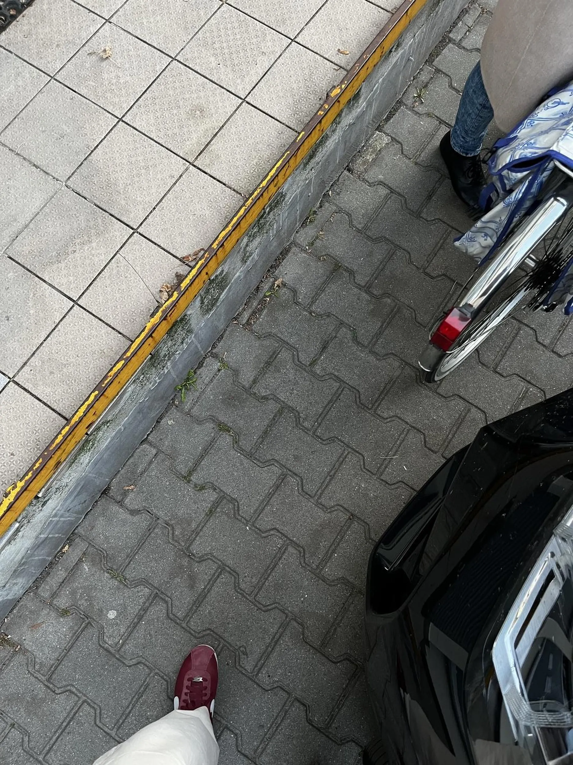 Gratulacje dla orła/orlicy parkowania! Dzięki tobie ani babcia na wózku ani osoba niepełnosprawna ani rodzic z dzieckiem nie przejdzie na Dąbrowskiego - trzeba się cofnąć jakieś 300 m do przejścia, nadrabiając z 700m, bo twoje uprzywilejowane dupsko nie może normalnie zaparkować. Jesteście rakiem miejskim, w tych swoich SUVach. Życzę rychłego połamania nóg i poruszania się na wózku - to jedyny sposób na was bezmózgi, abyście zaczęli myśleć o innych ludziach. Zapewne kierowca jest bogata cipa sądząc po torebkach z shoppingu. Te pieniądze lepiej zainwestuj w swoją edukację i rozwój osobisty, bo jesteś emocjonalną amebą.