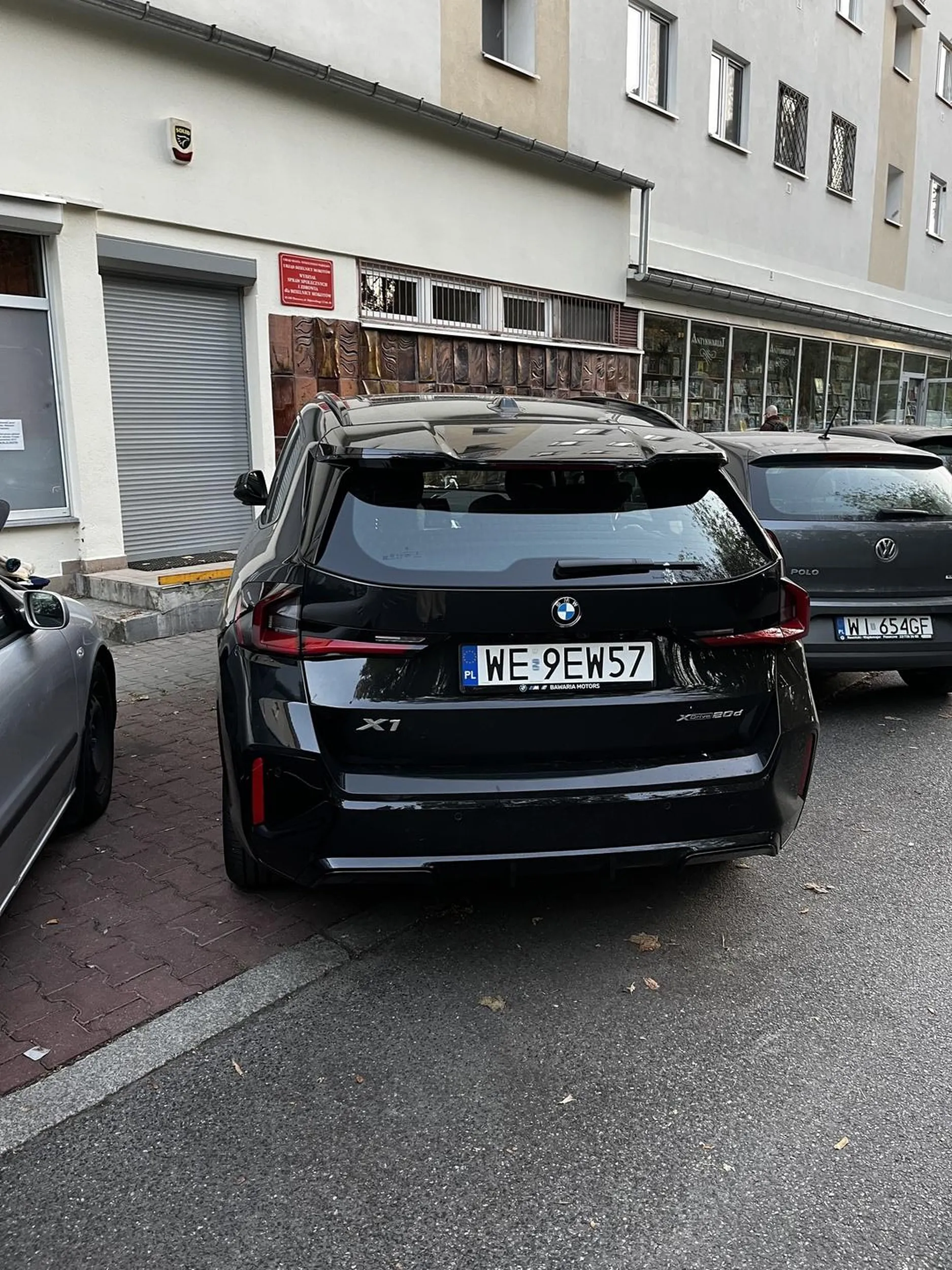 Gratulacje dla orła/orlicy parkowania! Dzięki tobie ani babcia na wózku ani osoba niepełnosprawna ani rodzic z dzieckiem nie przejdzie na Dąbrowskiego - trzeba się cofnąć jakieś 300 m do przejścia, nadrabiając z 700m, bo twoje uprzywilejowane dupsko nie może normalnie zaparkować. Jesteście rakiem miejskim, w tych swoich SUVach. Życzę rychłego połamania nóg i poruszania się na wózku - to jedyny sposób na was bezmózgi, abyście zaczęli myśleć o innych ludziach. Zapewne kierowca jest bogata cipa sądząc po torebkach z shoppingu. Te pieniądze lepiej zainwestuj w swoją edukację i rozwój osobisty, bo jesteś emocjonalną amebą.