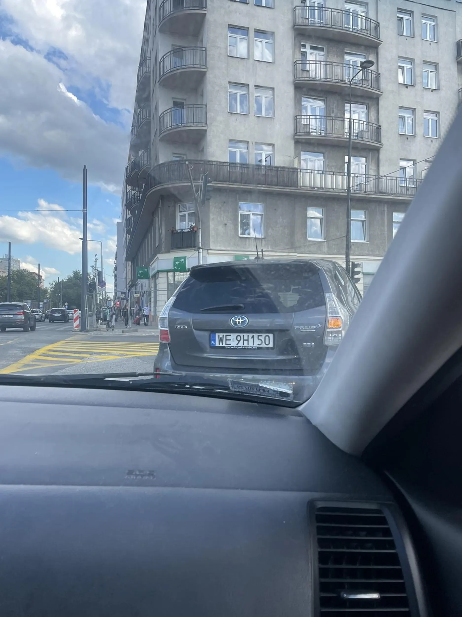 Wpierdala sie wiesniara ledwo kierunek włączy i skręca nie patrząc czy coś jedzie