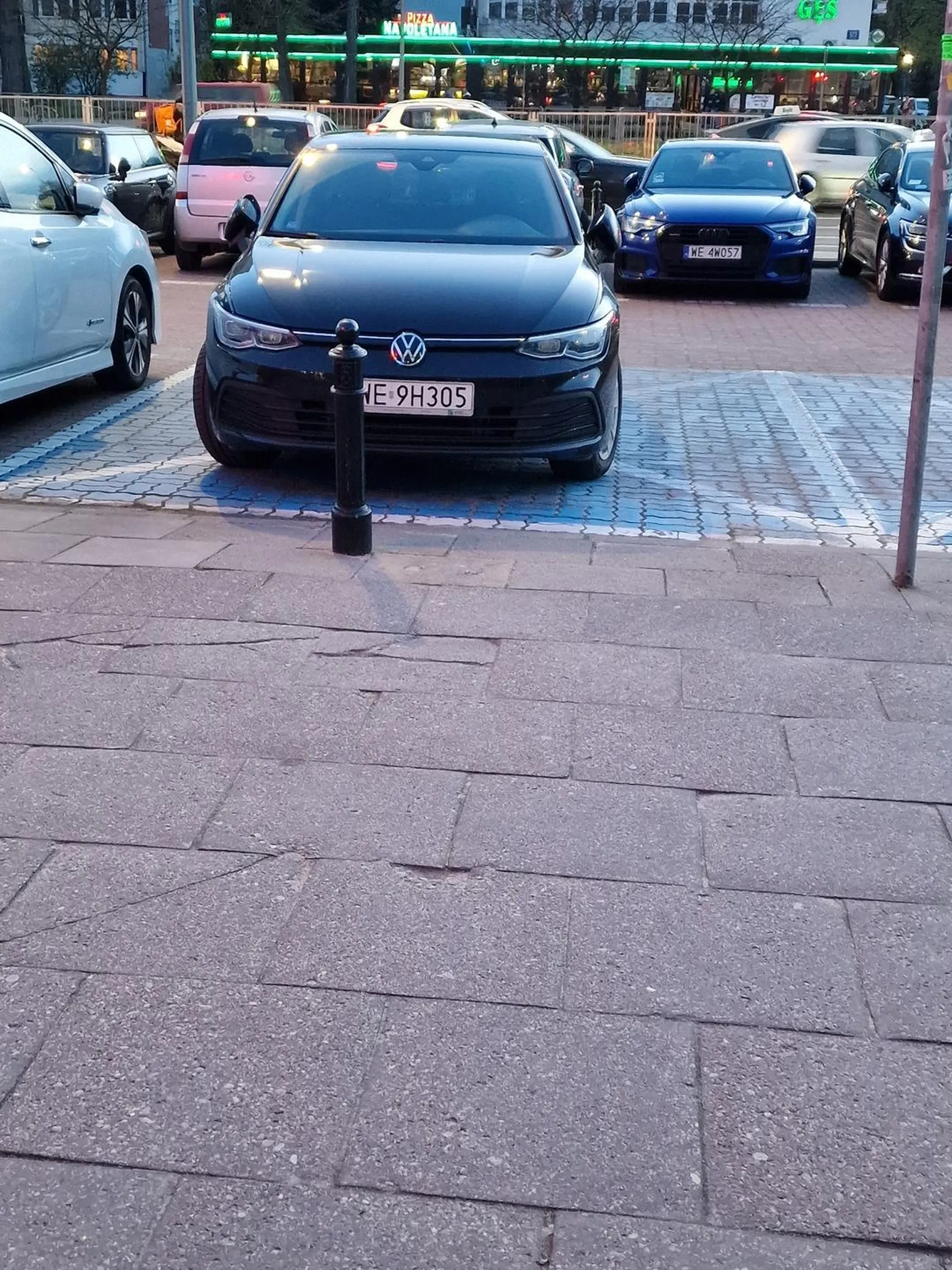 Parkowanie na kopercie w trybie "mogę parkować wszędzie" (światła awaryjne)