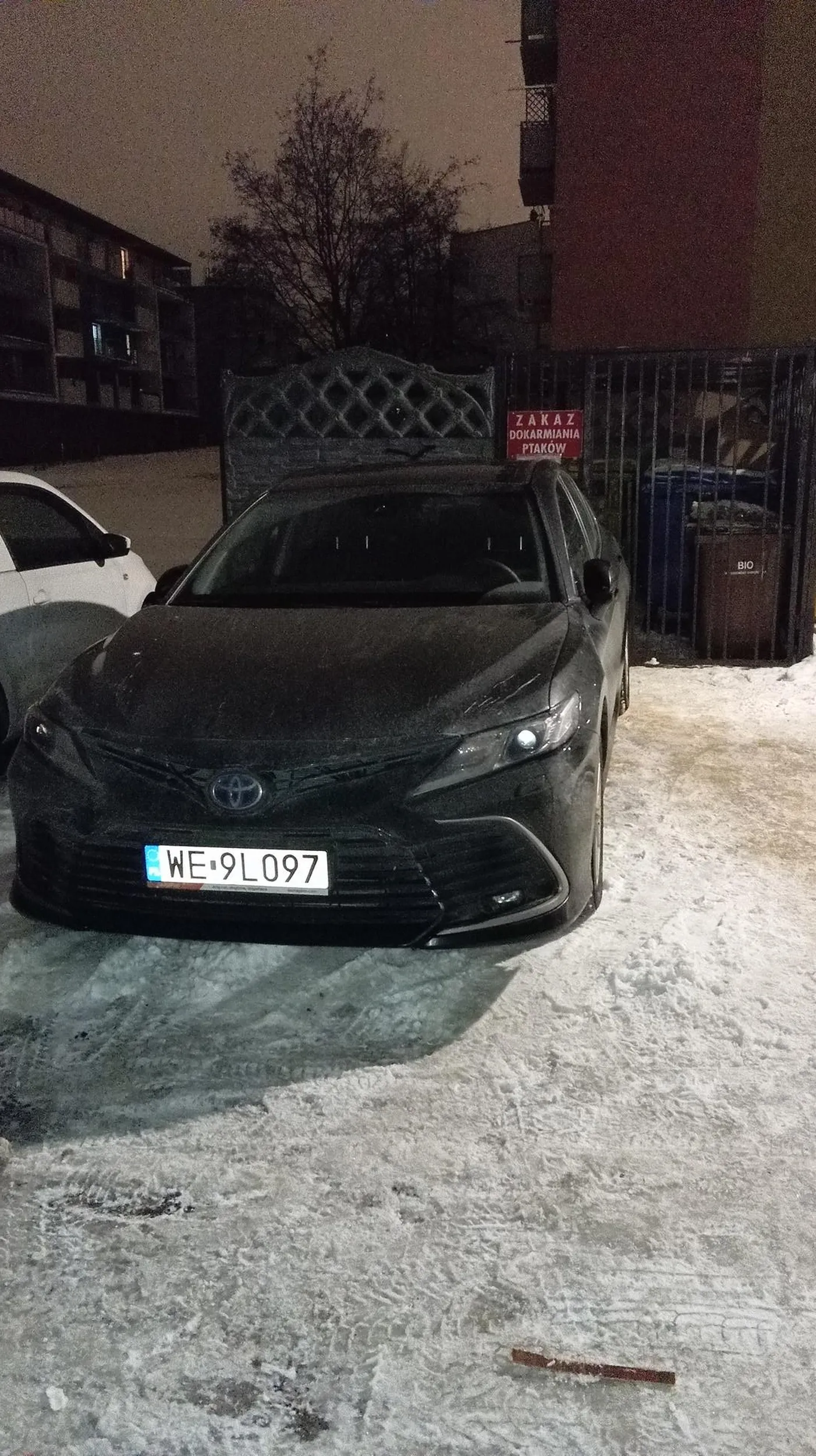 Kolejny raz babo, nie potrafisz normalnie zaparkować, tylko znowu blokujesz wejście do wiaty smietnikowej. Parkujesz albo po skosie zajmując dwa miejsca parkingowe albo blokując wejście do wiaty smietnikowej. Czas załatwić Ci lekcje dodatkowe, doszkalające! Straż miejska lubi to!