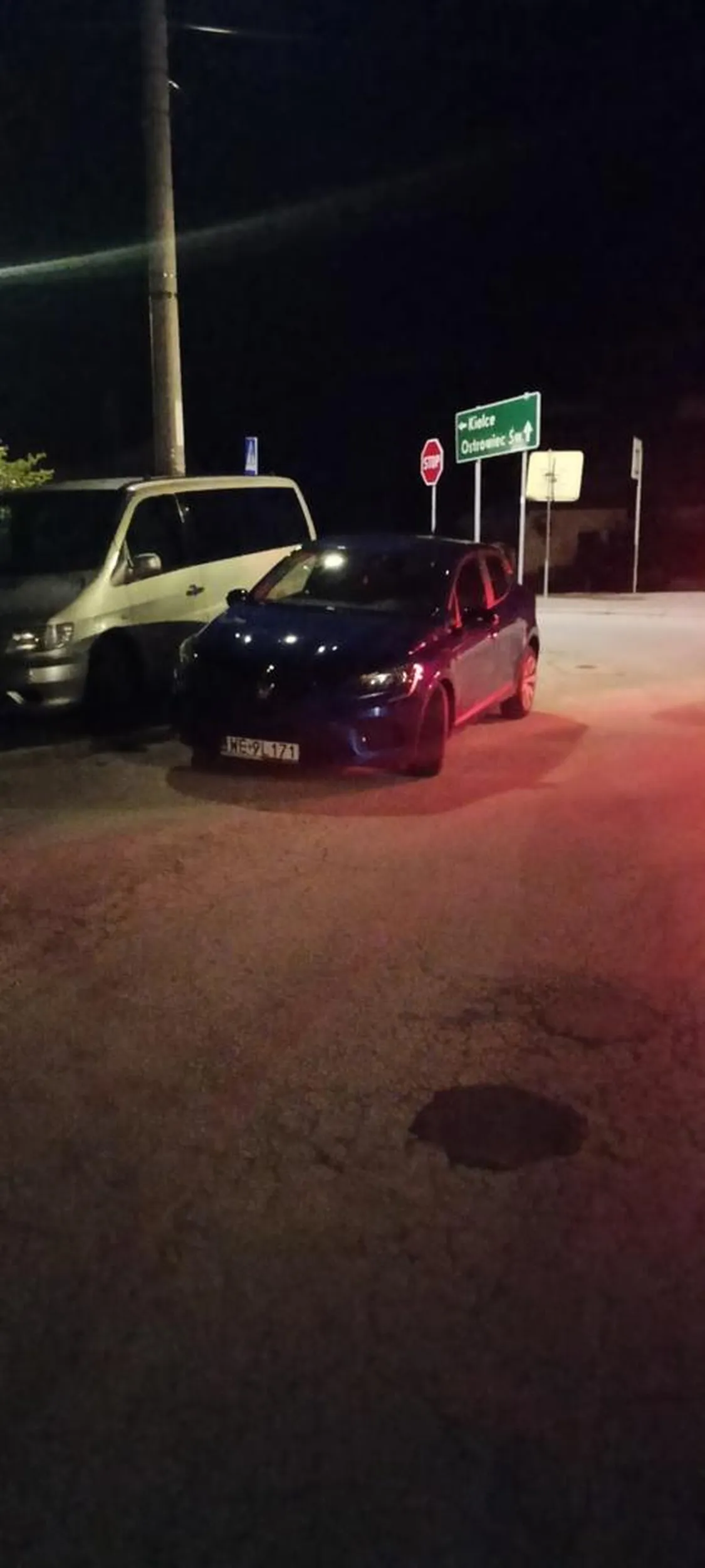 Kretyn parkować nie umie, stanął na środku wyjazdu i zadowolony.