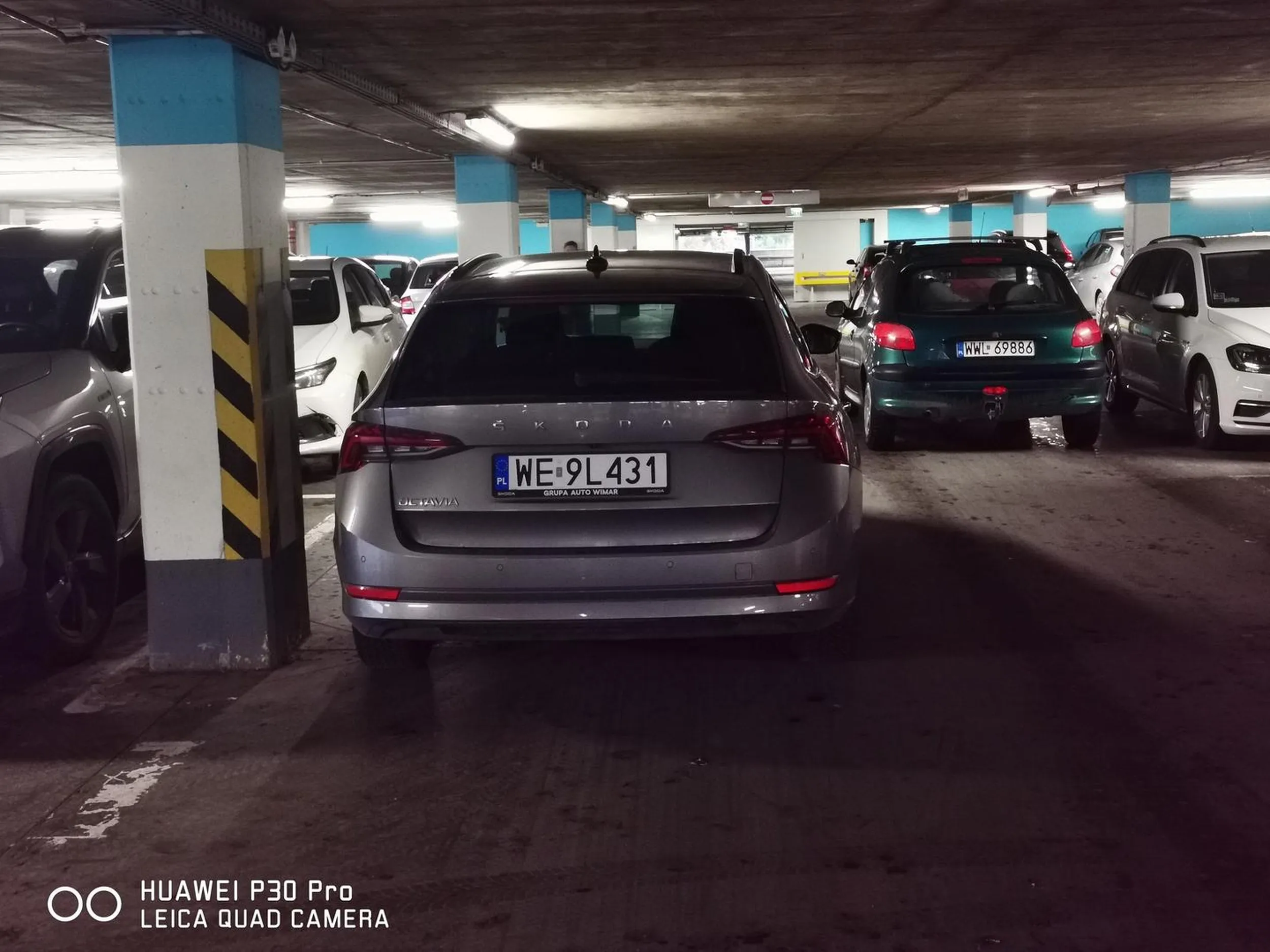 Ciapciak nie zauważył że stoi w przejeździe? Poszła menda do kina i parking zablokowany.