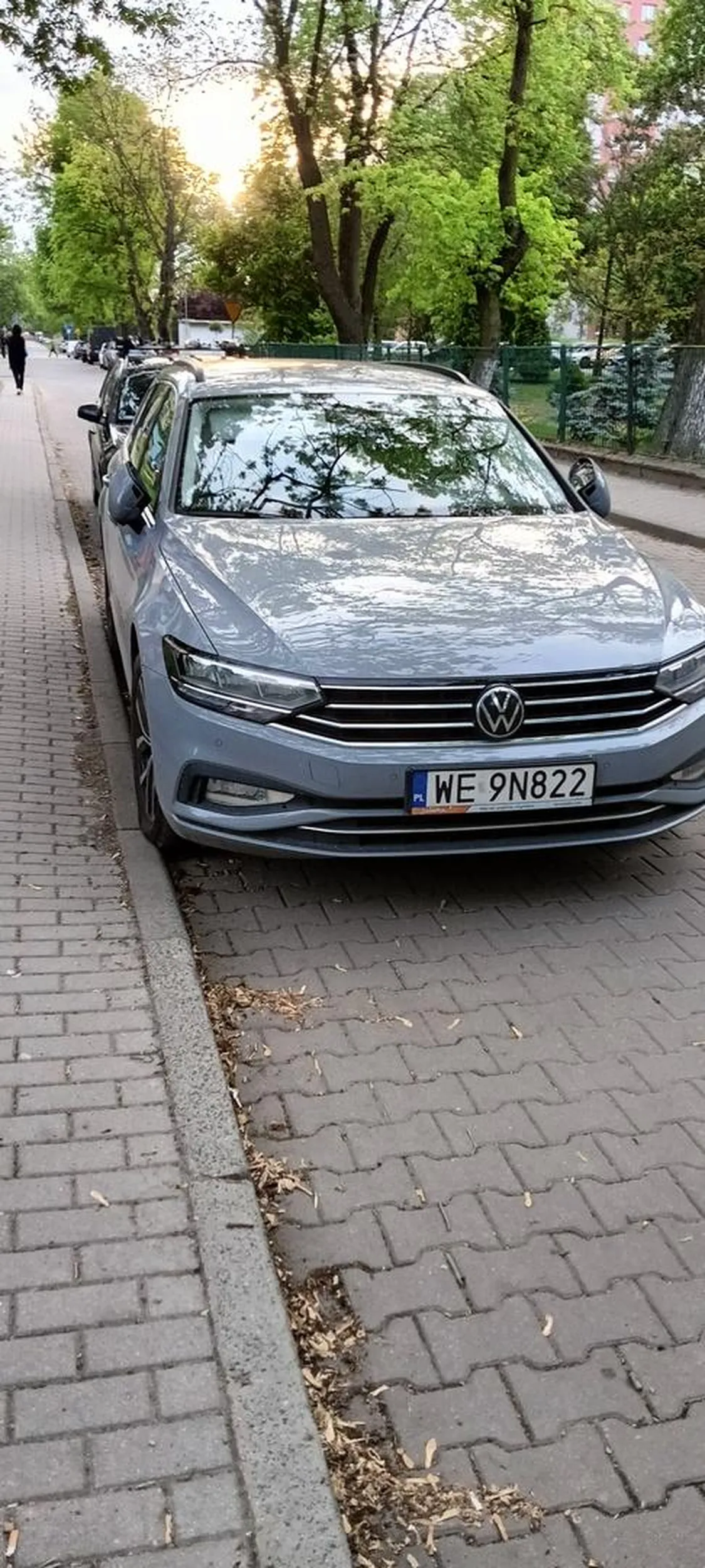 Kierowca nie wie że stoi na zakazie zatrzymywania się . Zresztą jak się ma auto służbowe to się reszta ma gdzieś