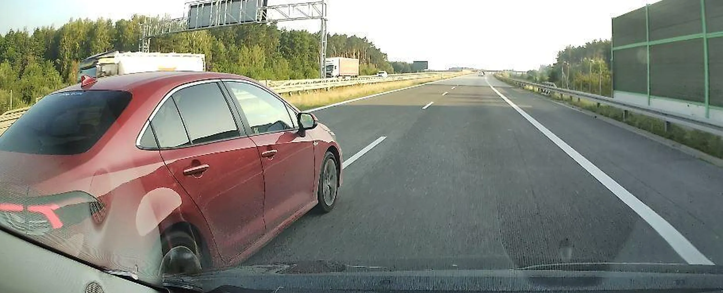 stworzenie zagrożenia na autostradzie. pół kilometra za mną  i przede mną puste a zmiana pasa centralnie w mój samochód. skandaliczne zachowanie !!!