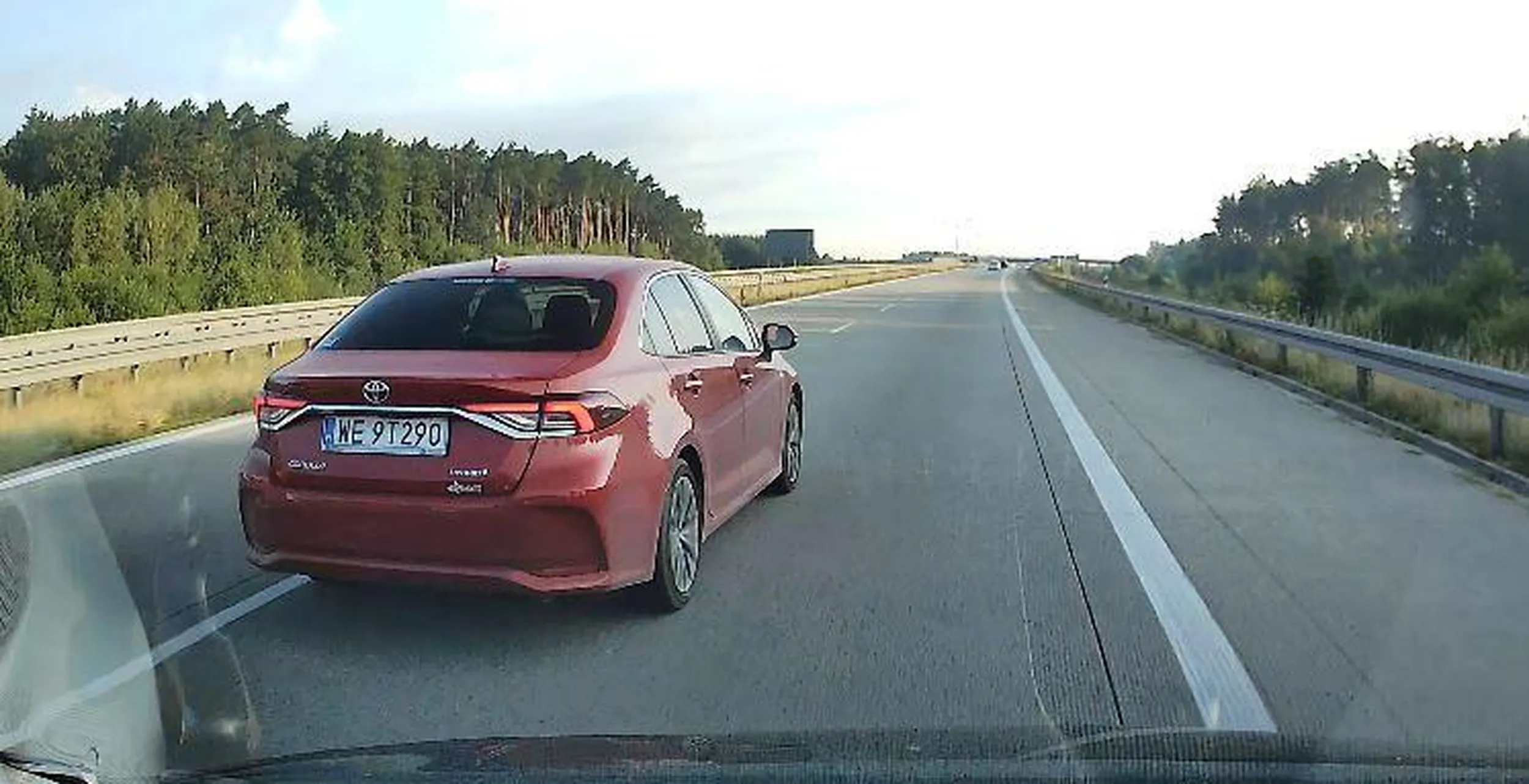 stworzenie zagrożenia na autostradzie. pół kilometra za mną  i przede mną puste a zmiana pasa centralnie w mój samochód. skandaliczne zachowanie !!!