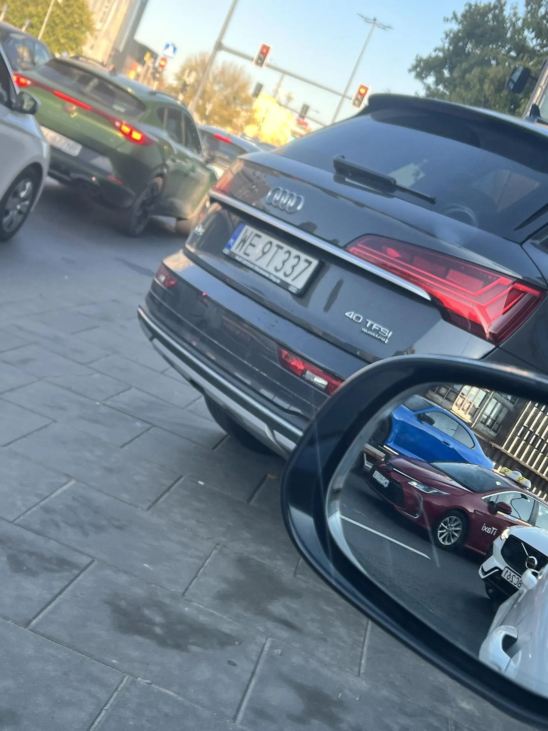 Pani, chociaż nie wiem czy można tak ja nazwać bo bardziej jednak przypomina świnkę piggy z muppetów ma elementarny problem ze zrozumieniem przepisów ruchu drogowego. Włącza kierunkowskaz i myśli ze upoważnia ja to do zmiany pasa i wjechania na mnie. Następnie wylewa swoje smutne żale i krzyczy jakto ktoś nie umie jeździć. Ja naprawdę wszystko rozumiem emocje i inne rzeczy ale jak się nie umie nad nimi panować to polecam udać się do specjalisty. Nie wiem może ojciec się na Tobie wyzywał stad złość ;)