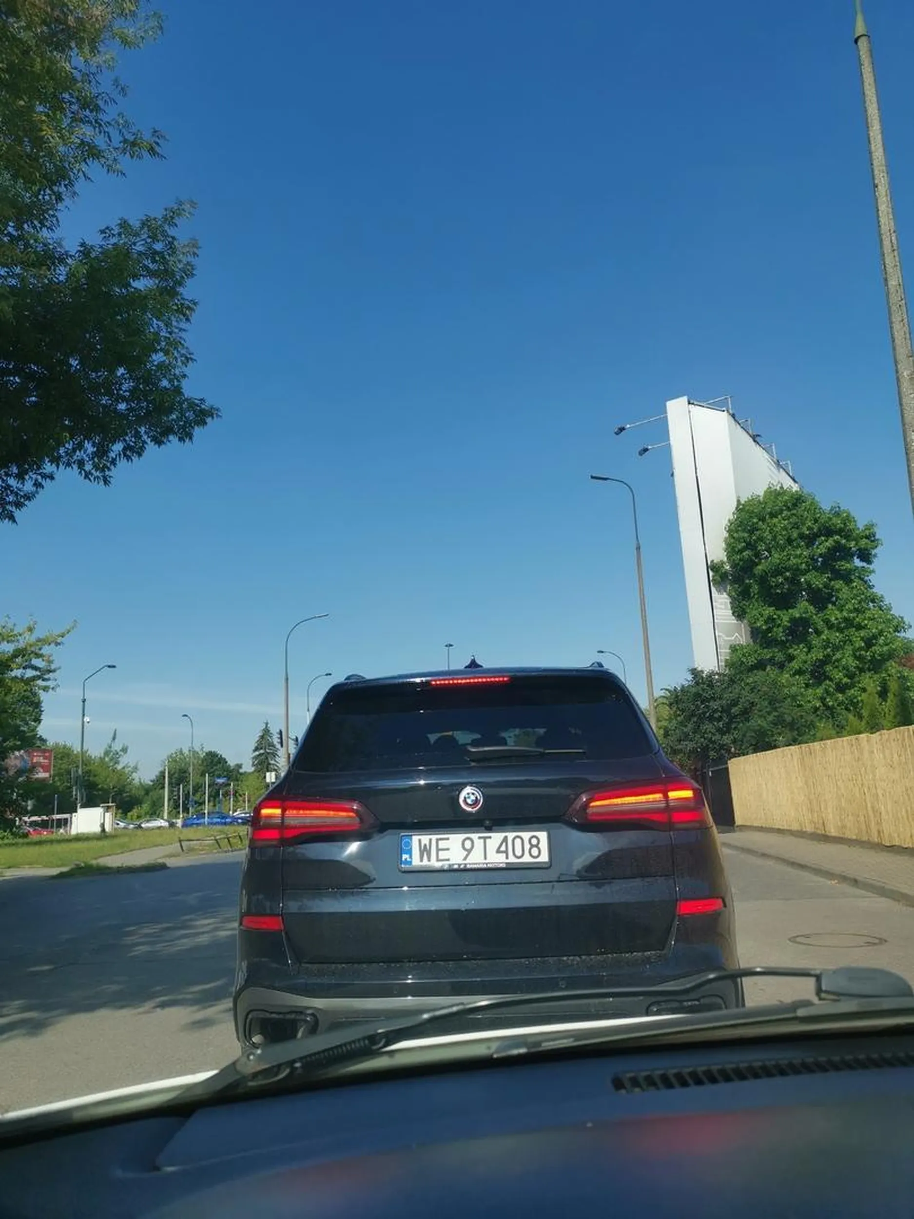 Wymusza pierwszeństwo, typowy cwaniak w BMW