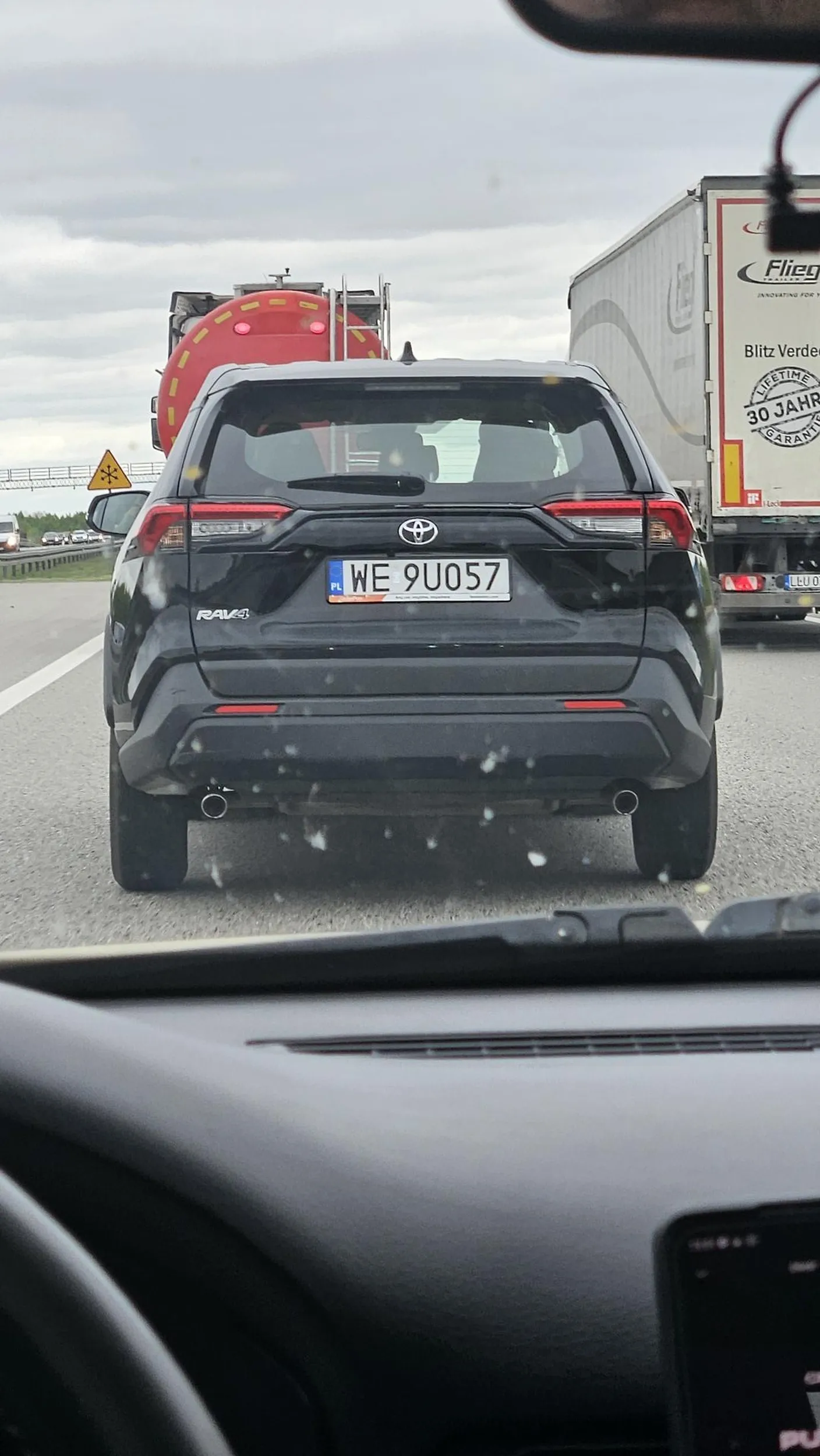 Kierowca stwarza zagrożenie w ruchu na autostradzie jadąc 90km/h lewym pasem przez 20 km, podczas gdy nawet tiry wjeżdżają przed niego gwałtownie przyspiesza po czym momentalnie hamuje. Stop wariatom drogowym