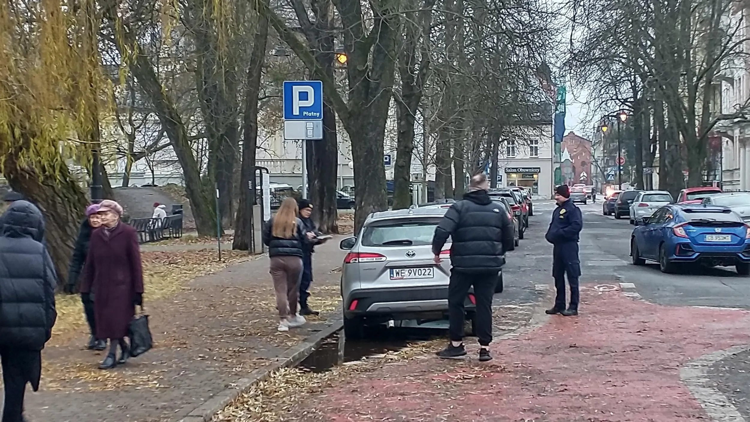 Nie masz cwaniaka nad Warszawiaka. W Bydgoszczy parking przed znakiem P urządził sobie. A jak się pruła baba na strażników ojojoj.