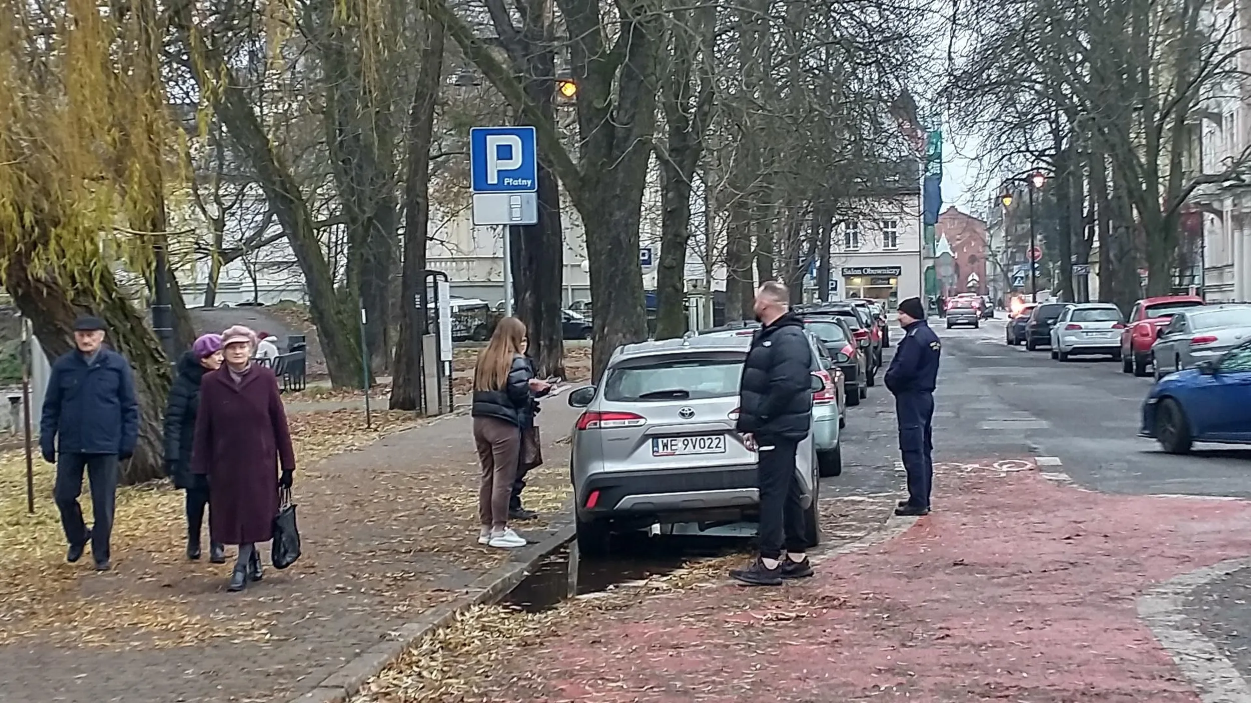 Nie masz cwaniaka nad Warszawiaka. W Bydgoszczy parking przed znakiem P urządził sobie. A jak się pruła baba na strażników ojojoj.