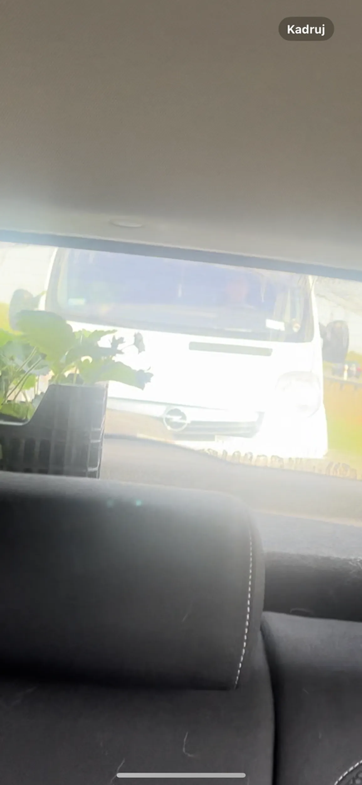 Jechaliśmy lewym pasem utrzymując odległość od samochodu przed nami. Obok po prawej również sznur samochodów. Ciężarna, mąż i pies w samochodzie, a nagle zjawia się samochód, który dosłownie jest metr od nas i przyspiesza na naszą maskę żeby wywołać w nas stres. Kierowca ewidentnie na nas najeżdżał. Agresywna jazda na zderzak, nieodpowiedzialny kierowca, którego jazda mogła zakończyć 5 żyć.