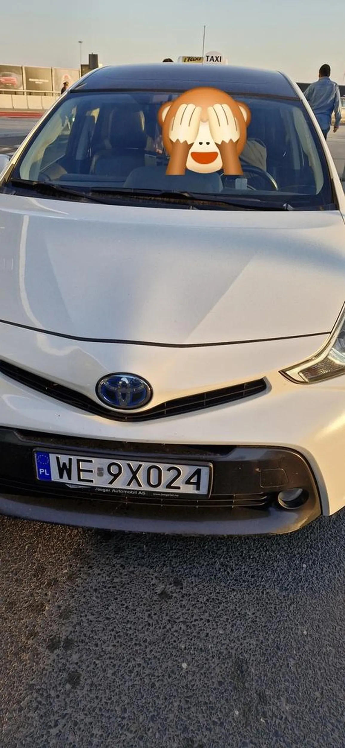 Uwaga na tego osobnika. Na drodze z 3 pasami w jedną stronę przed lotniskiem, jadąc rowerem zostałem prawie rozjechany przez tego przybysza z dalekiego wschodu. Mając jeszcze 2 pasy wyprzedza 5-10cm od kierownicy. Dodam, że jechałem ok 45km/h przy dozwolonych 50 ale ten musi być wszędzie pierwszy. Pan nie chciał niestety rozmawiać i brakło mu odwagi..