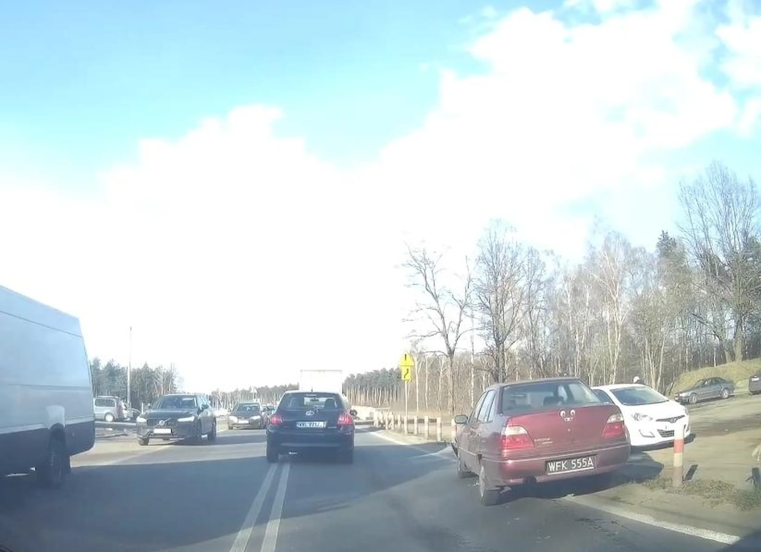 Piękny klasyk z zabawnymi oczami. Szkoda, że skasowany. Widziany regularnie w Zielonce koło Warszawy. Kierowca jeździł już wcześniej nieostrożnie