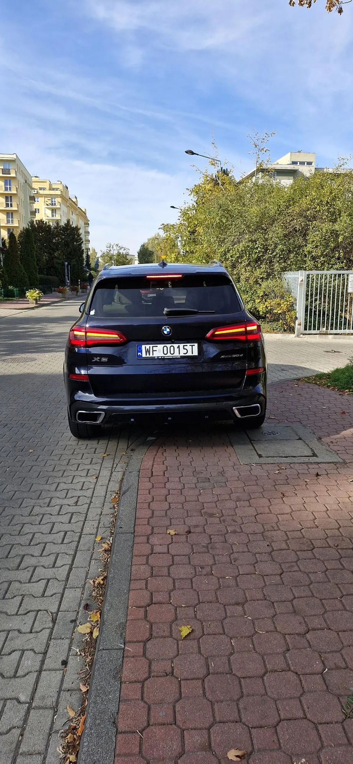 Zakaz zatrzymywania, chodnik, pojazd z dmc powyżej 2.5t ale co tam. BieMDablju to mozna