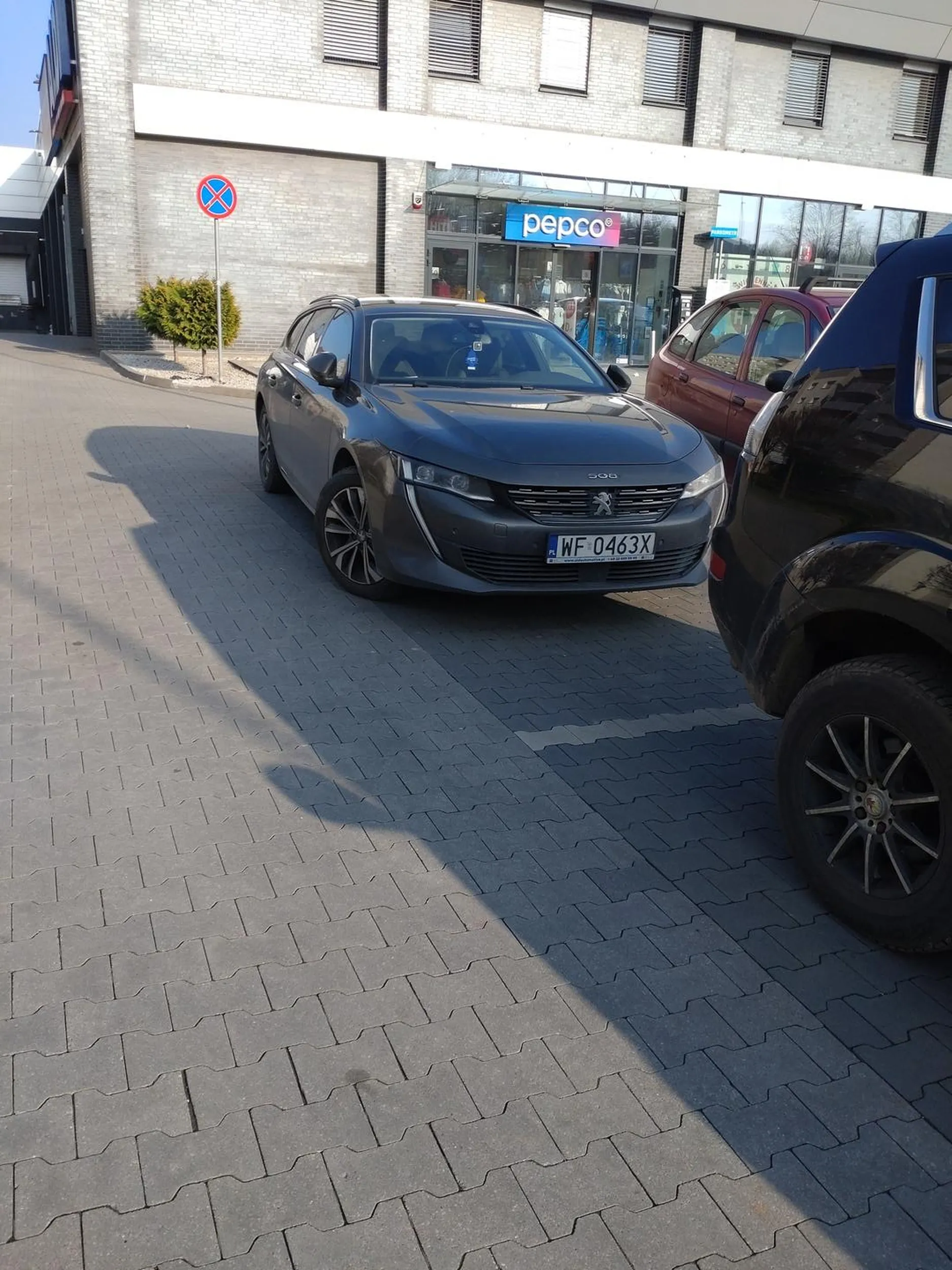 Kierowca nie zna przepisów, ma problemy ze zrozumieniem jazdy na skrzyżowaniu o ruchu okrężnym, hamuje bez powodu i "pozdrawia" innych kierowców środkowym palcem. Serdecznie nie pozdrawiam!